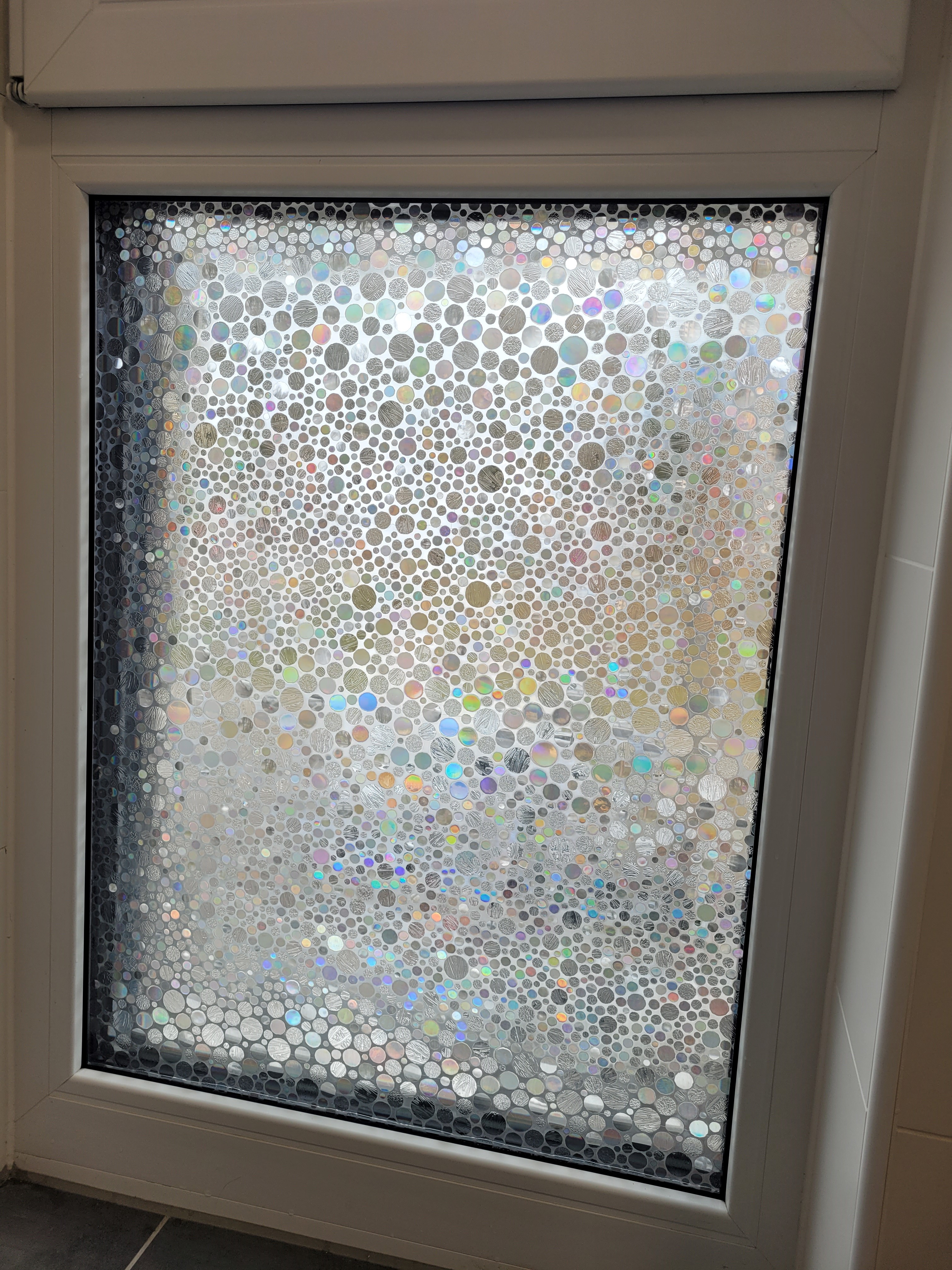Kleberlose Fensterfolie mit bunten Punkten