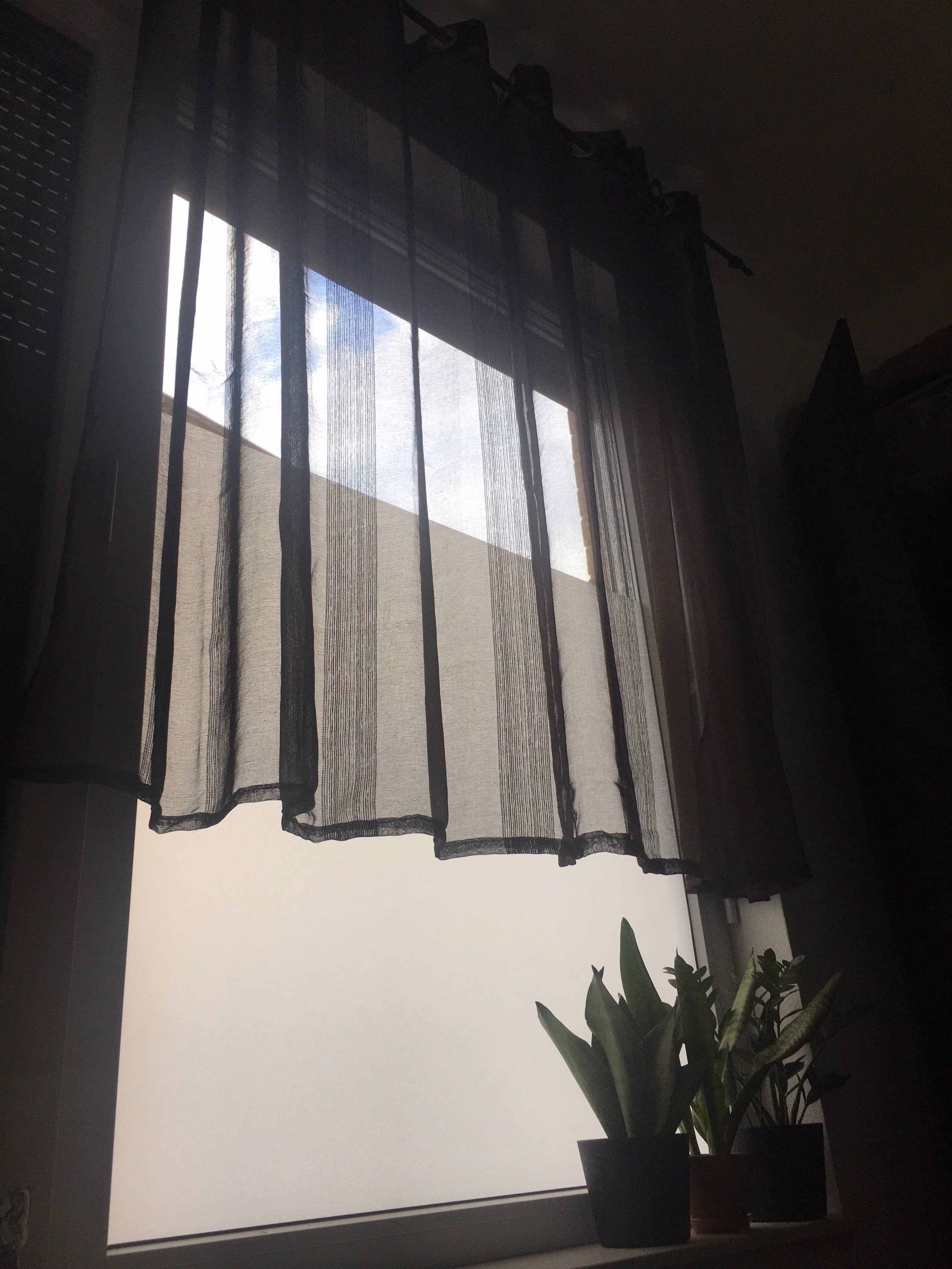 Weiße Fenster Folie vor einer Gardine