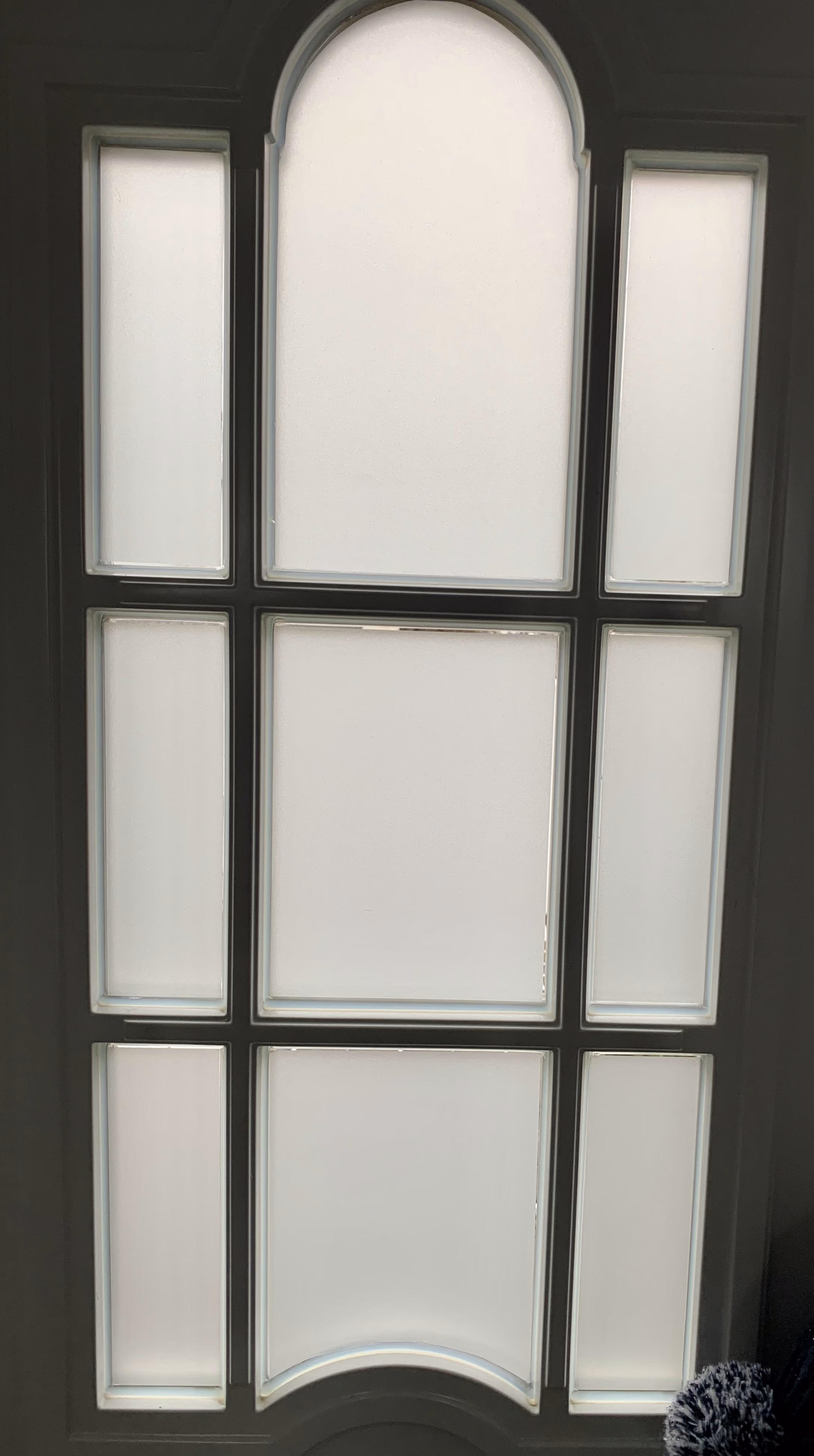 Fensterfolie im Sandstrahleffekt an einer Haustür mit Glaseinsätzen