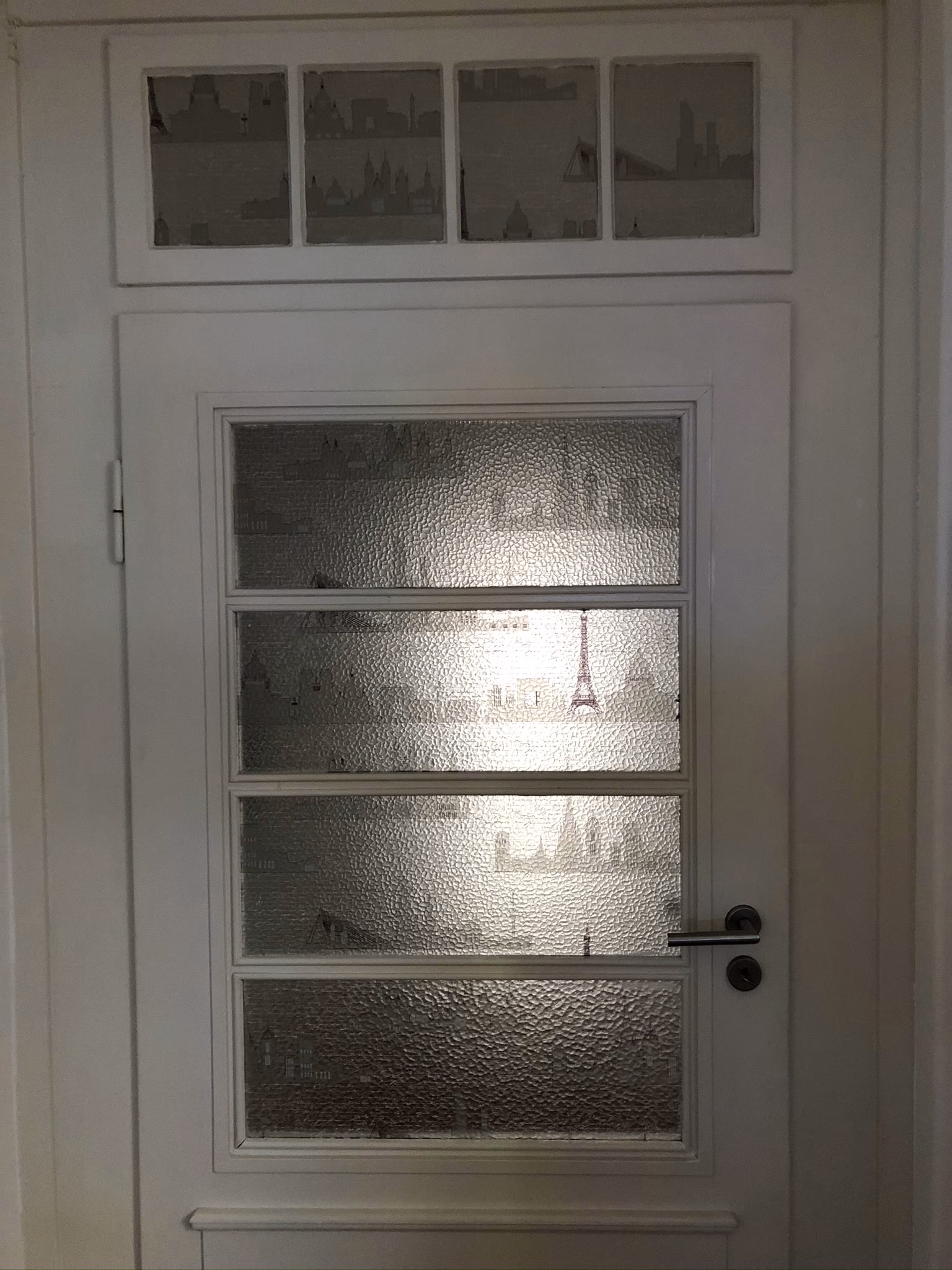 Sichtschutzfolie mit dekorativen, pariser Motiven für die Tür