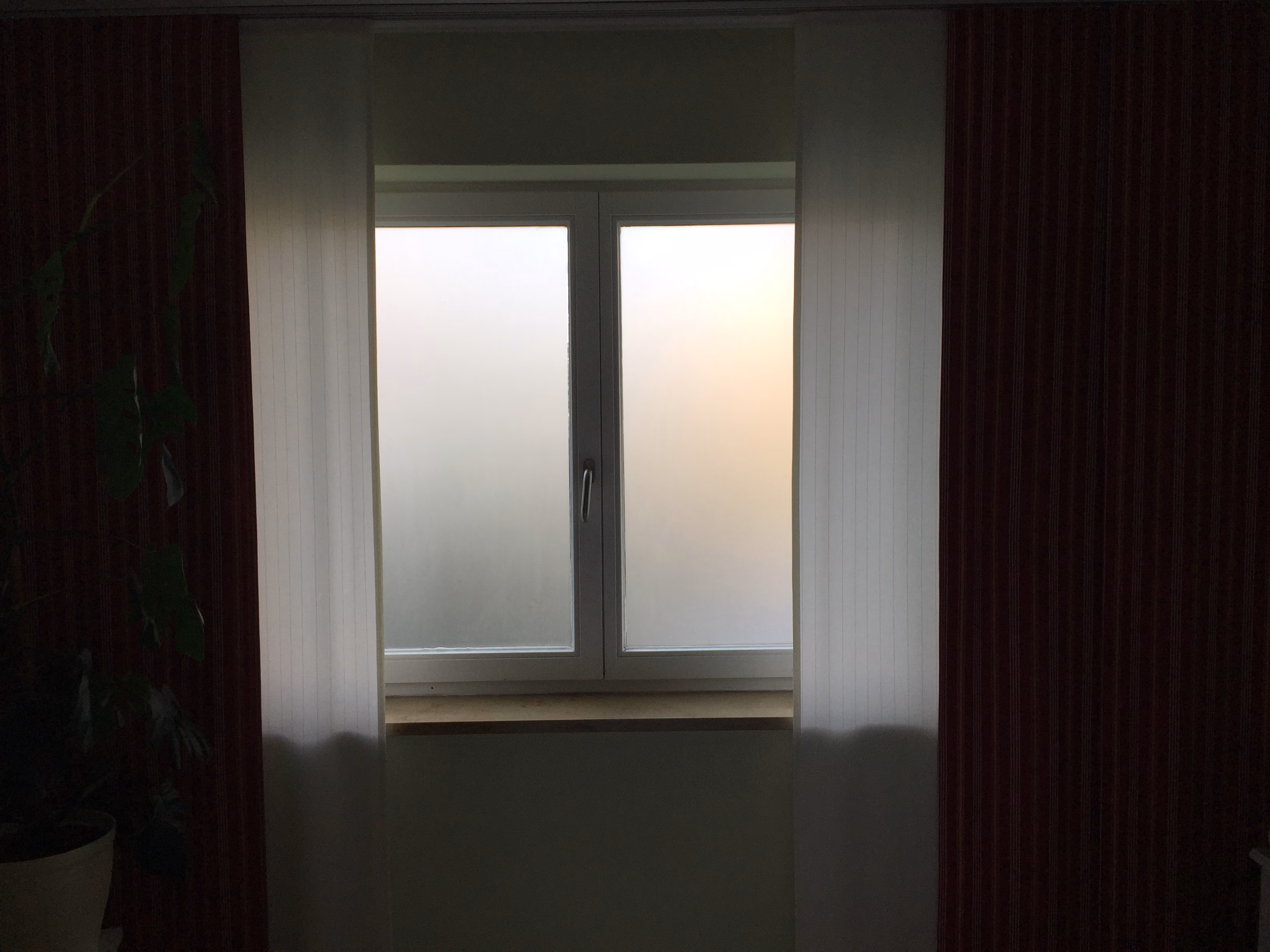 Kleberlose Sichtschutzfolie auf einem Wohnzimmerfenster angebracht.