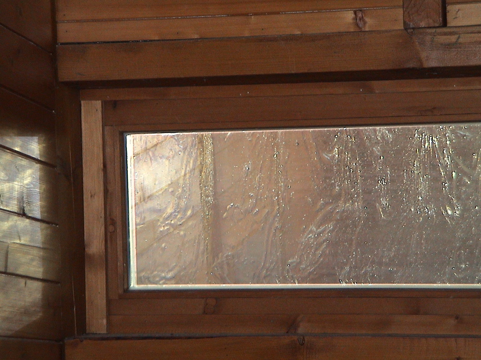 Sonnenschutzfolie bronze dunkel verspiegelt an einer Glasscheibe 2