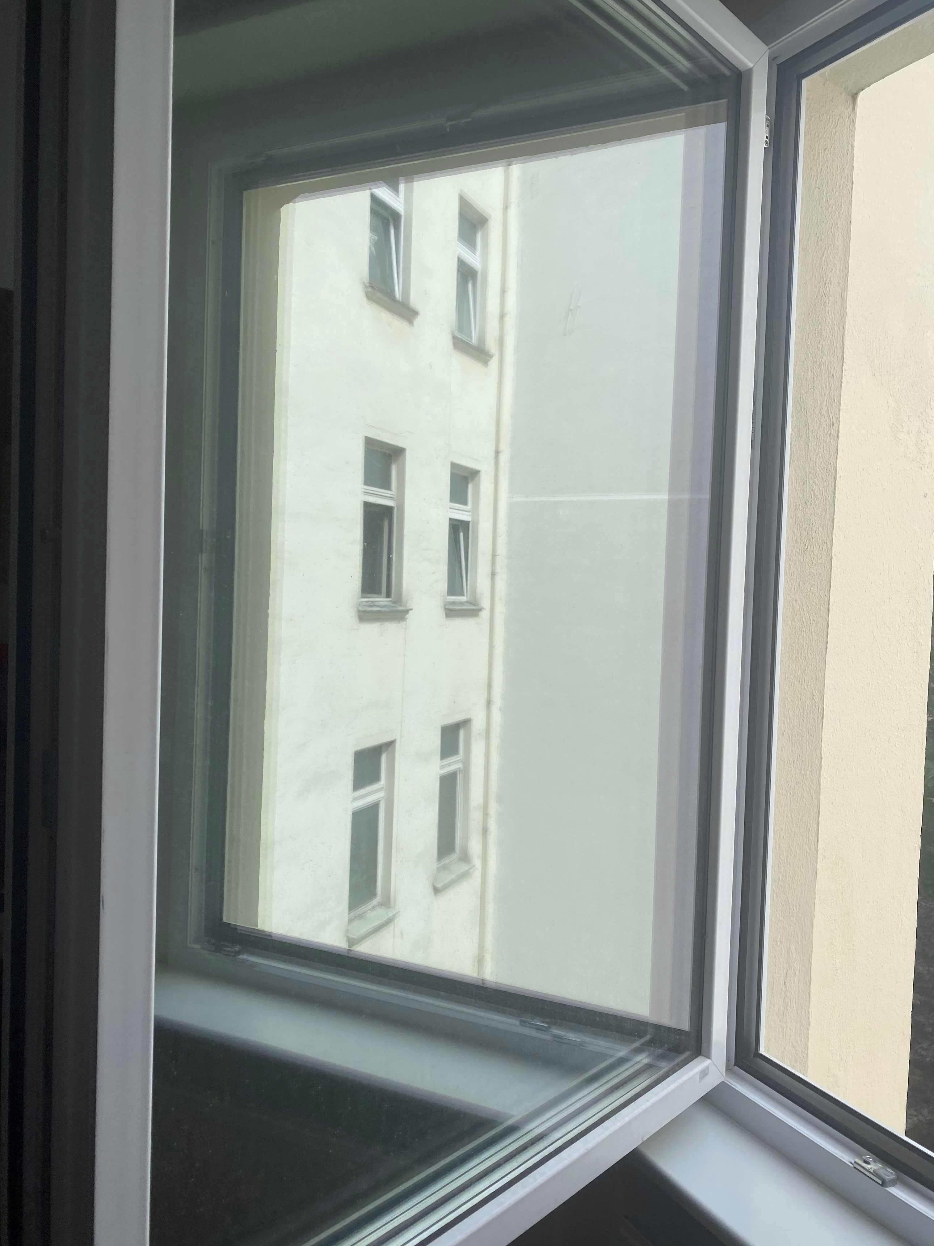 dunkel verspiegelte Hitzeschutzfolie