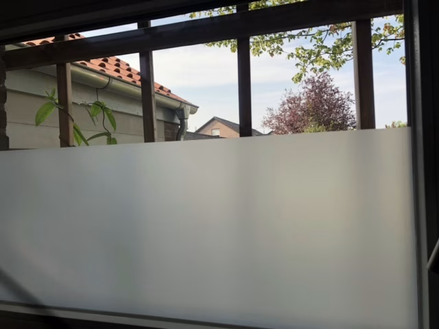 Milchglasfolie als halbhoher Sichtschutz am Fensterglas