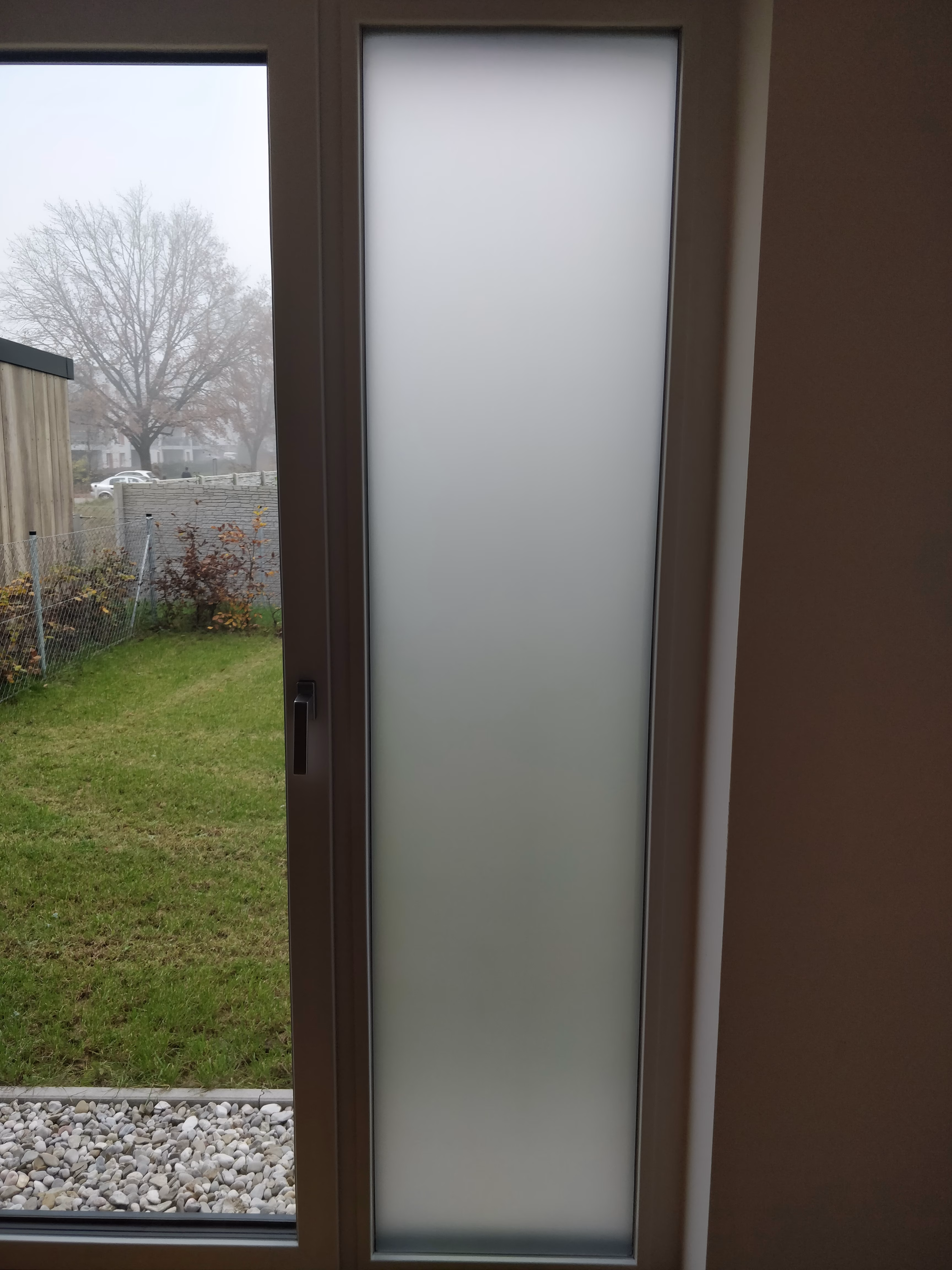 Glasdekorfolie bringt Sichtschutz auf fixem Fensterelement