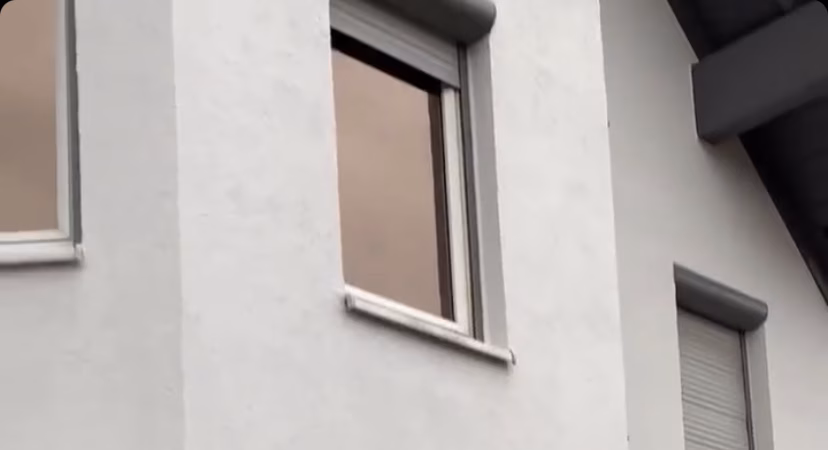 Außenansicht einer bronzefarbenen Spionspiegelfolie