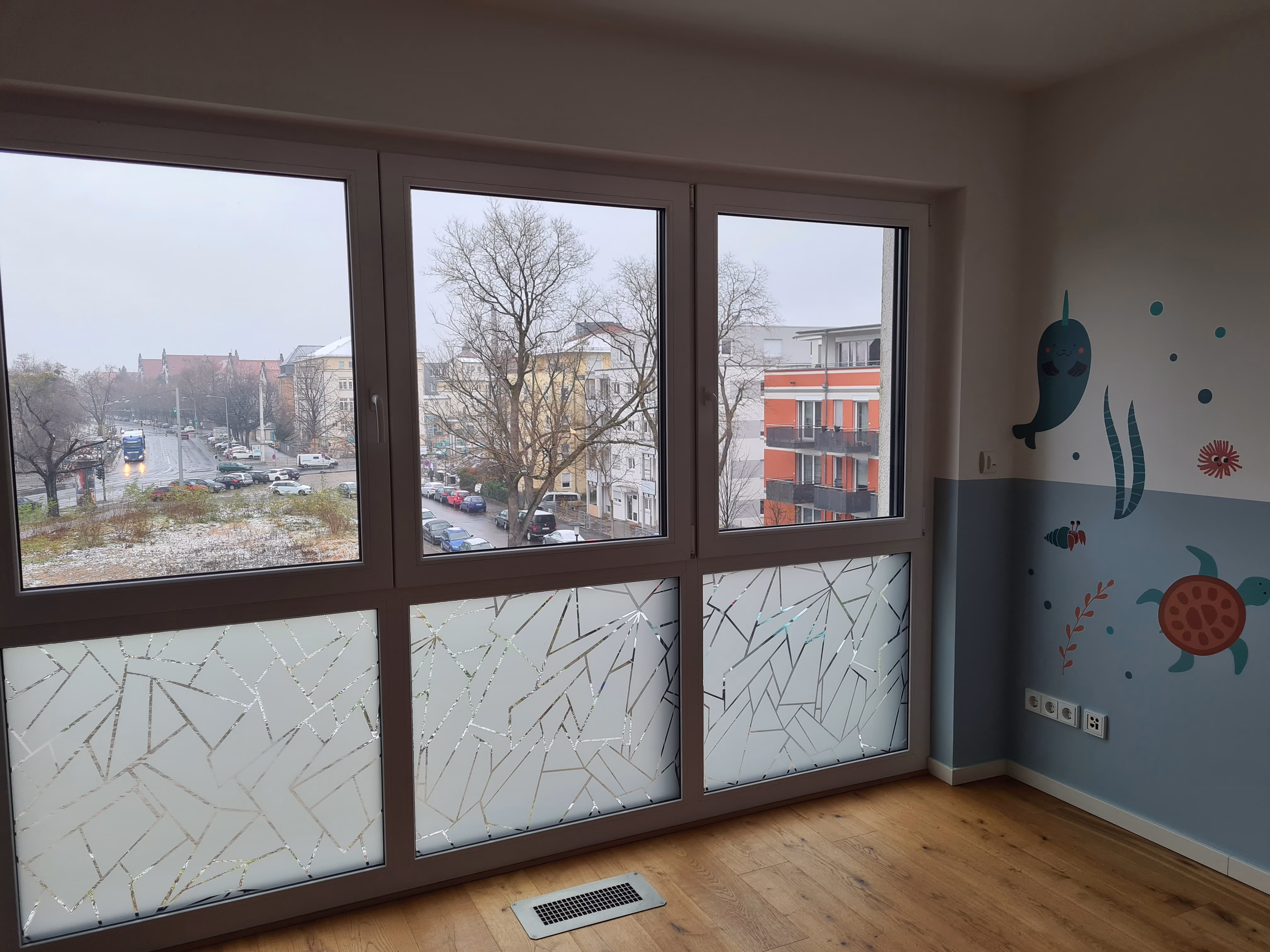 Kinderzimmer mit Fensterfolie in Bruchglasdesign