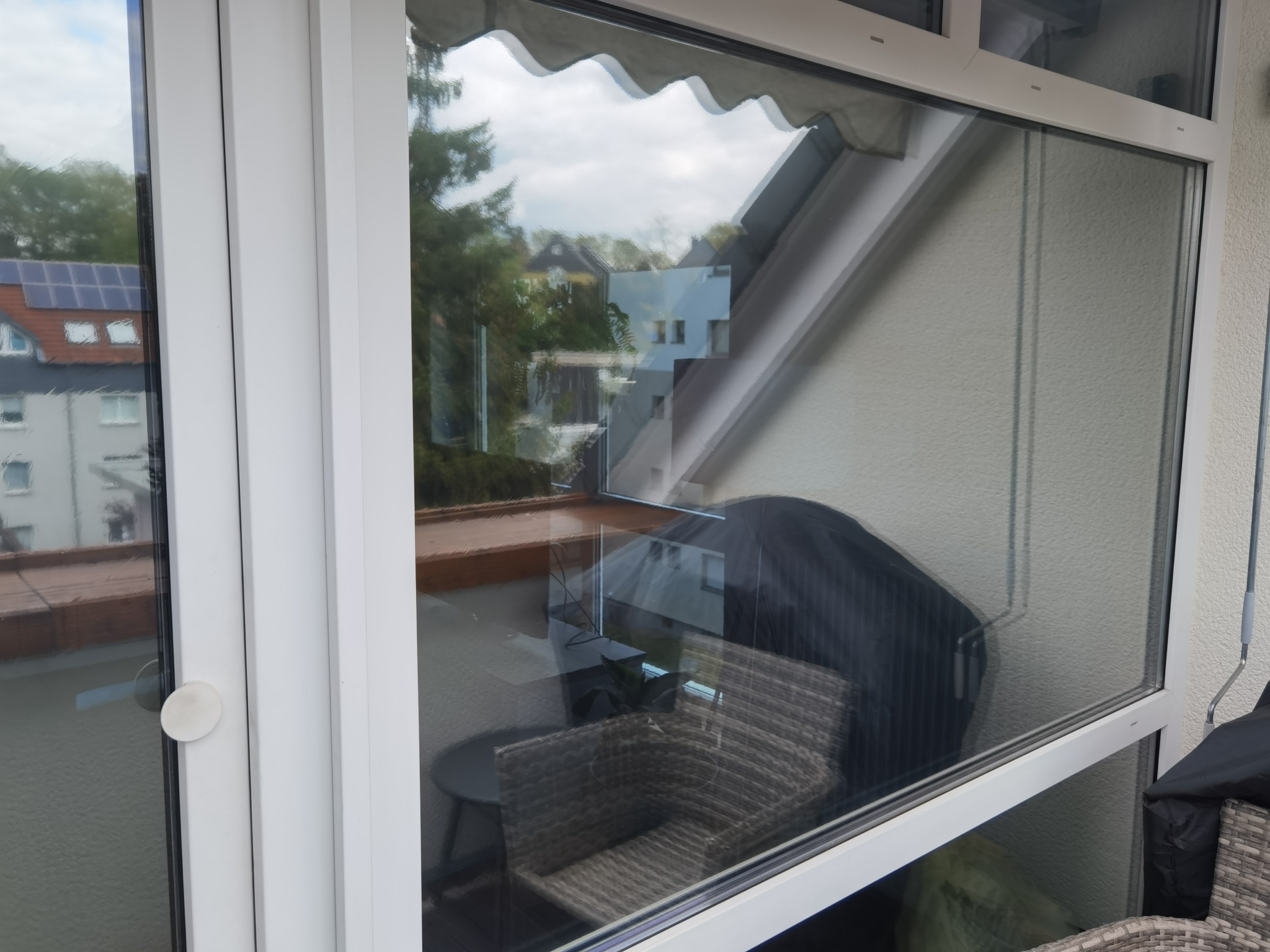 Wärmeschutzfolie am Fenster in silber verspiegelt, selbsthaftend