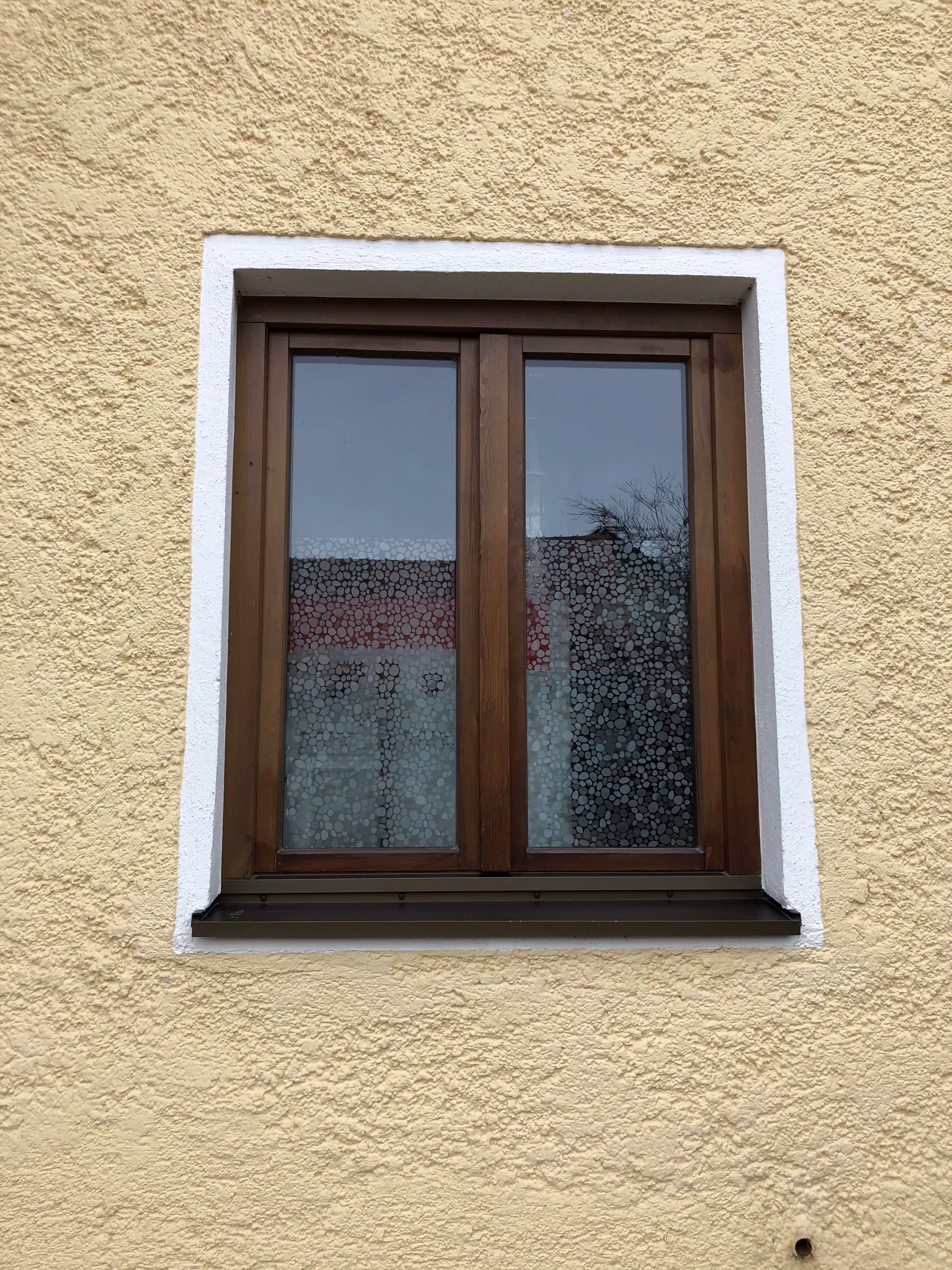 Außenansicht Dekorfolie in Perlenoptik bei Tag Außenansicht Dekorfolie in Perlenoptik bei Tag