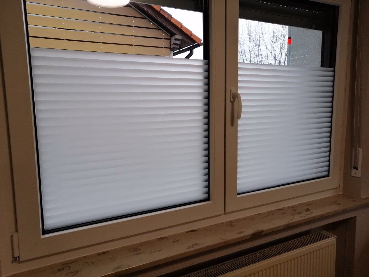 Schattierte Streifenfolie auf zwei Fenstern