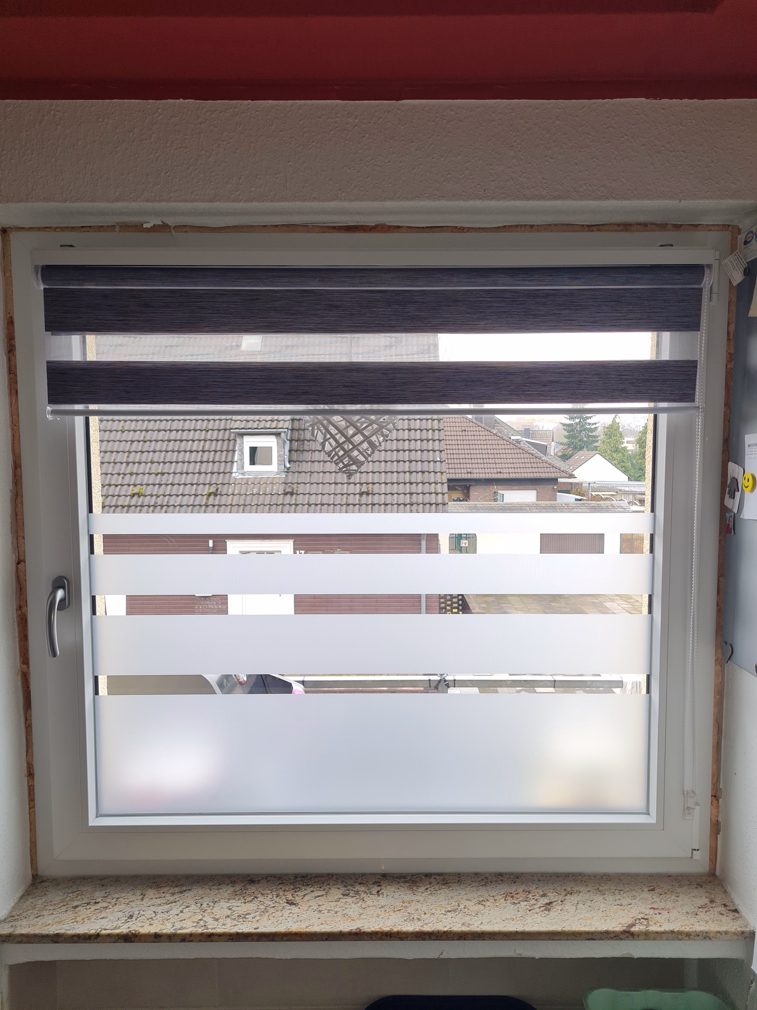 Fensterdekor mit Streifen