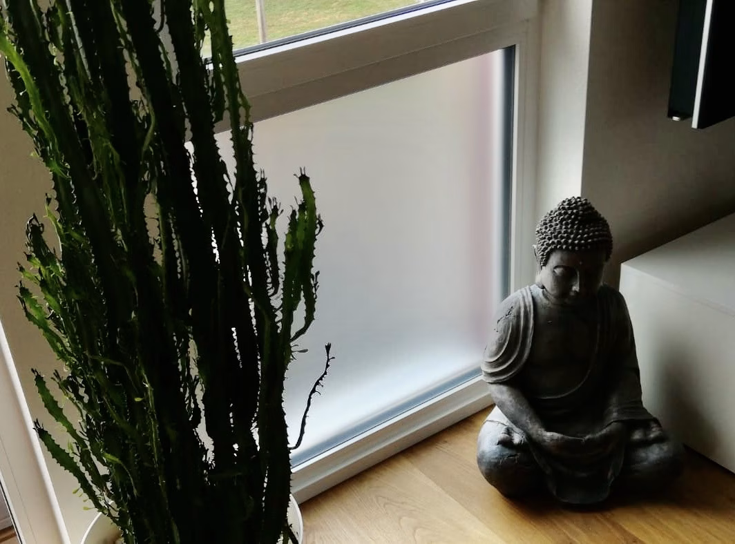 Auf einem zweiteiligen Fenster im unteren Bereich geklebte Sichtschutzfolie