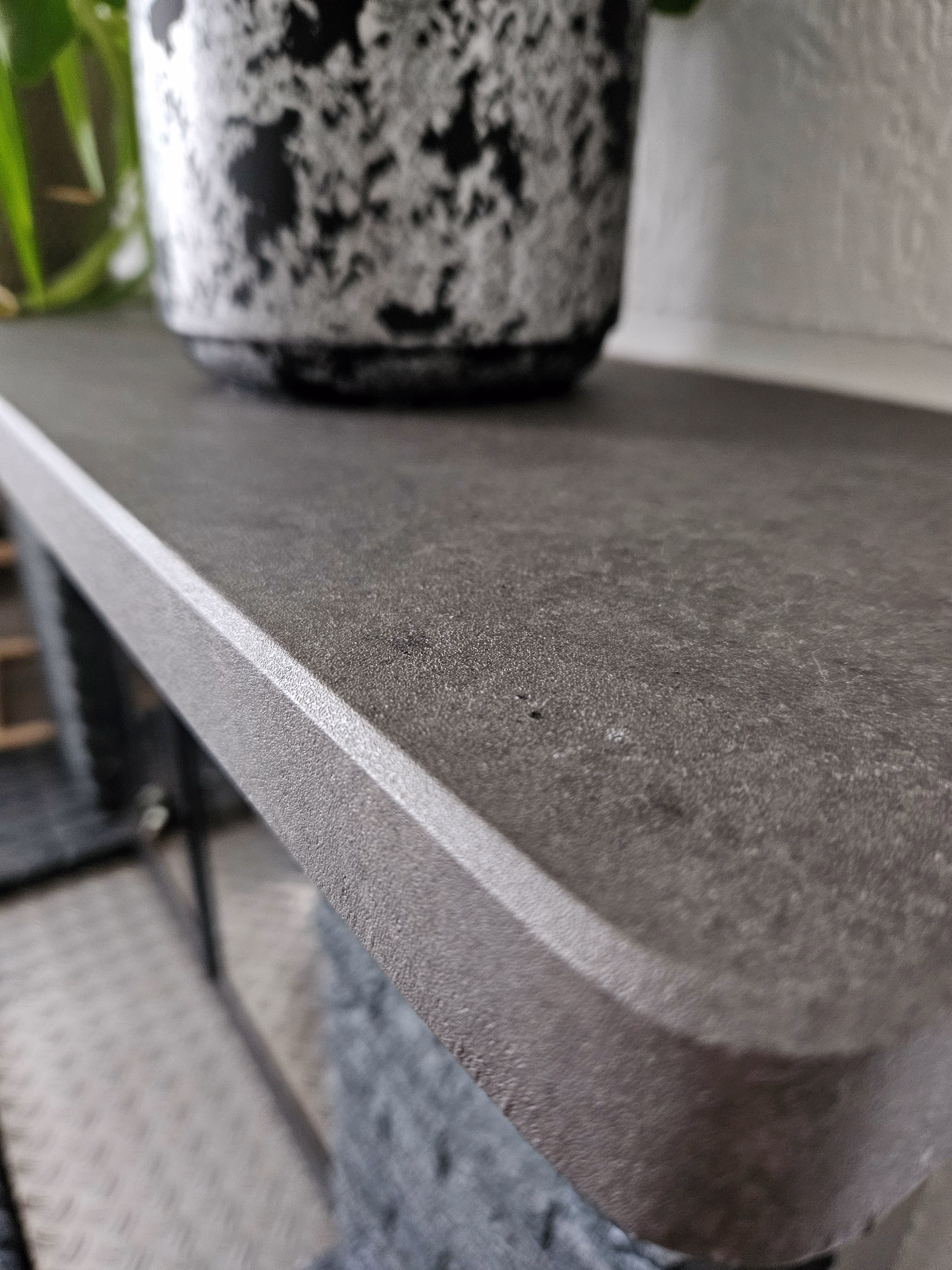 Möbelfolie in dunkelgrauer Betonoptik