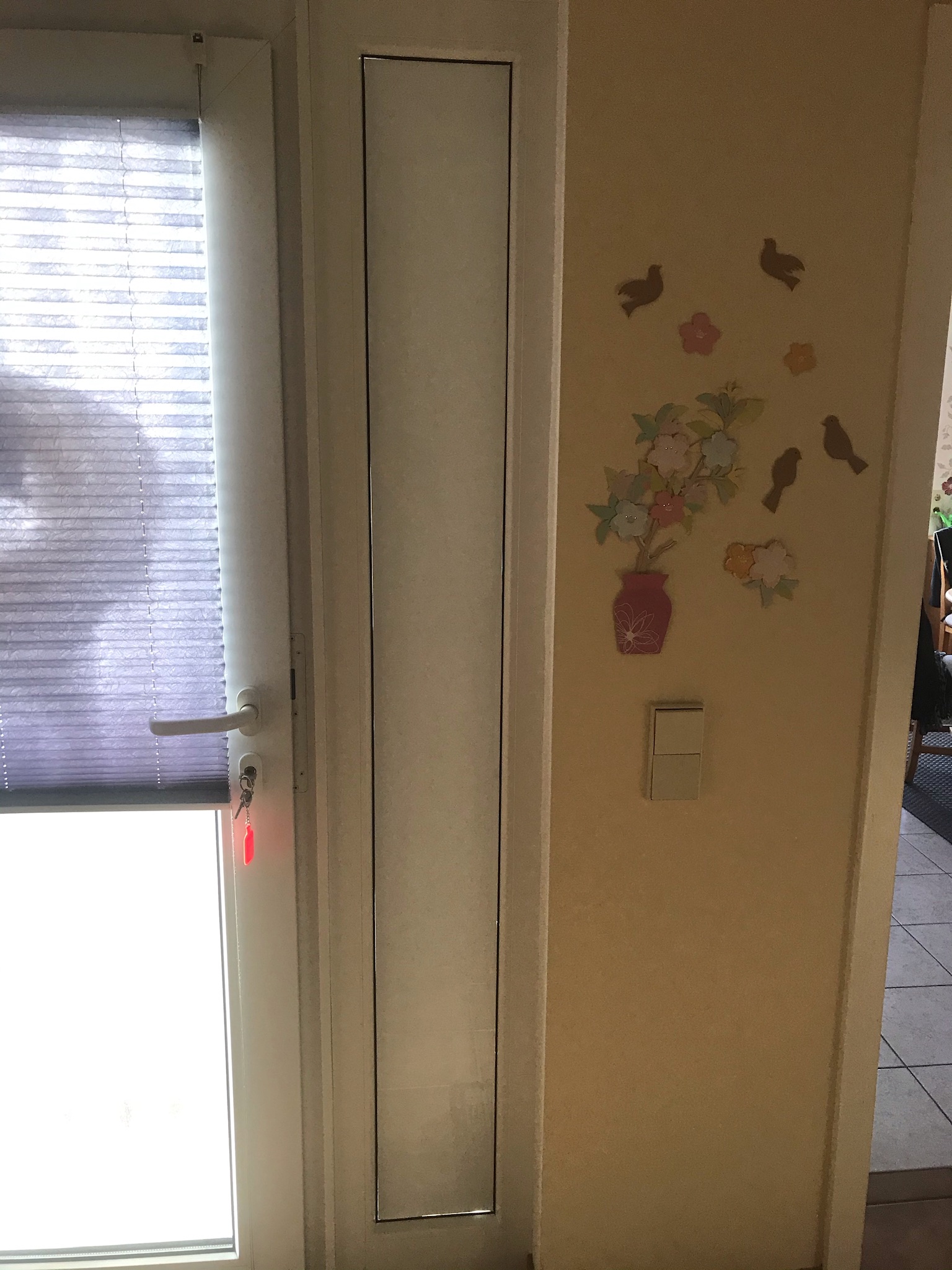 Weiße Verdunkelungsfolie innen auf dem Nebenfenster einer Tür angebracht