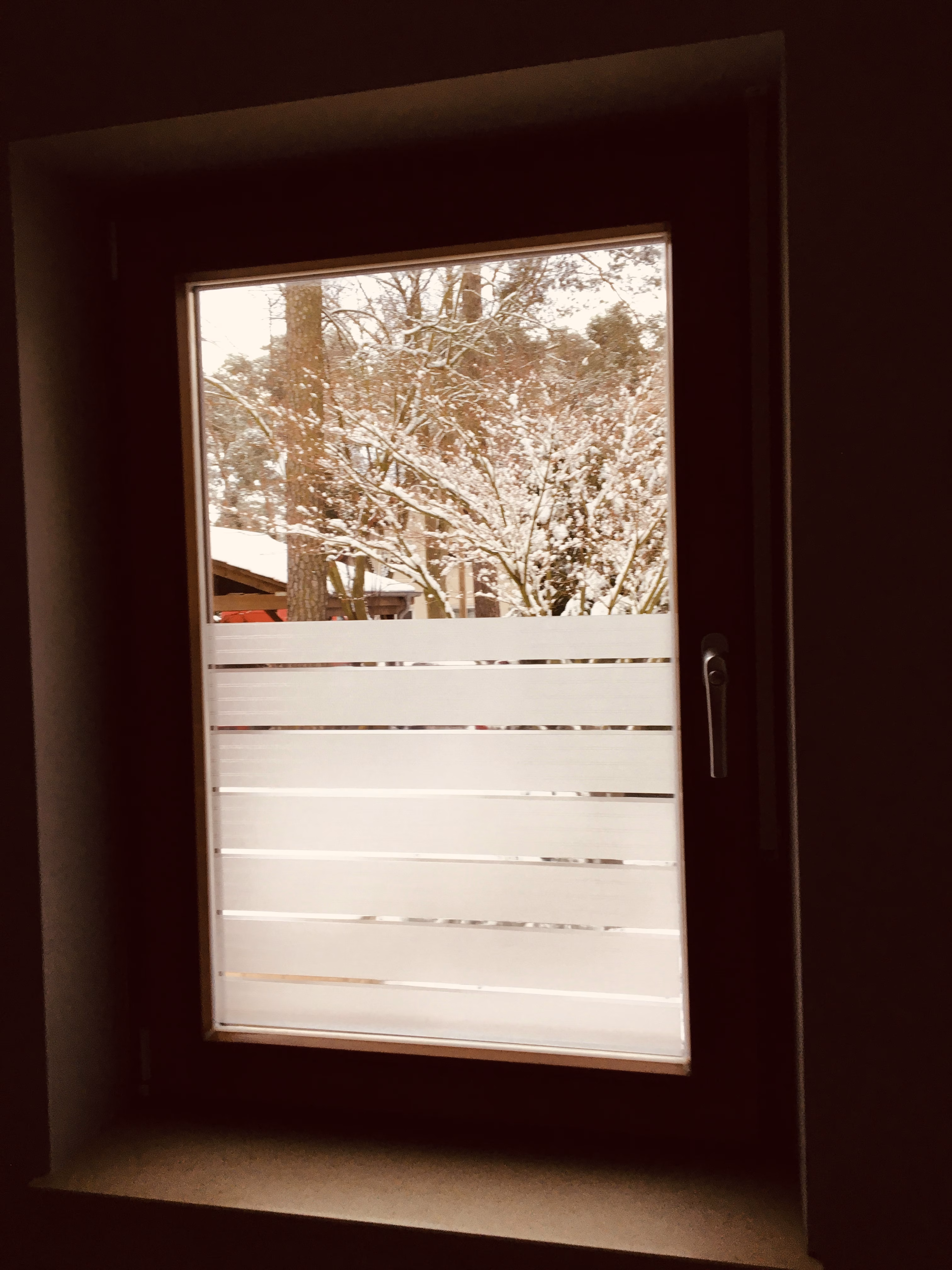 Streifenfolie mit 65mm dicken Streifen auf einem Einzelfenster