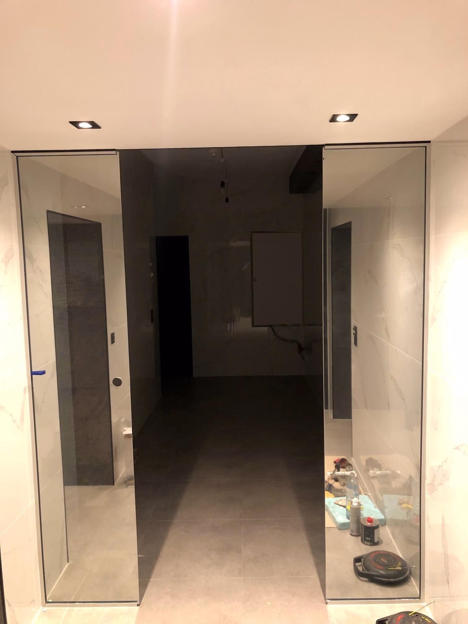 Spiegelfolie zeigt Spiegeleffekt bei passenden Lichtverhältnissen