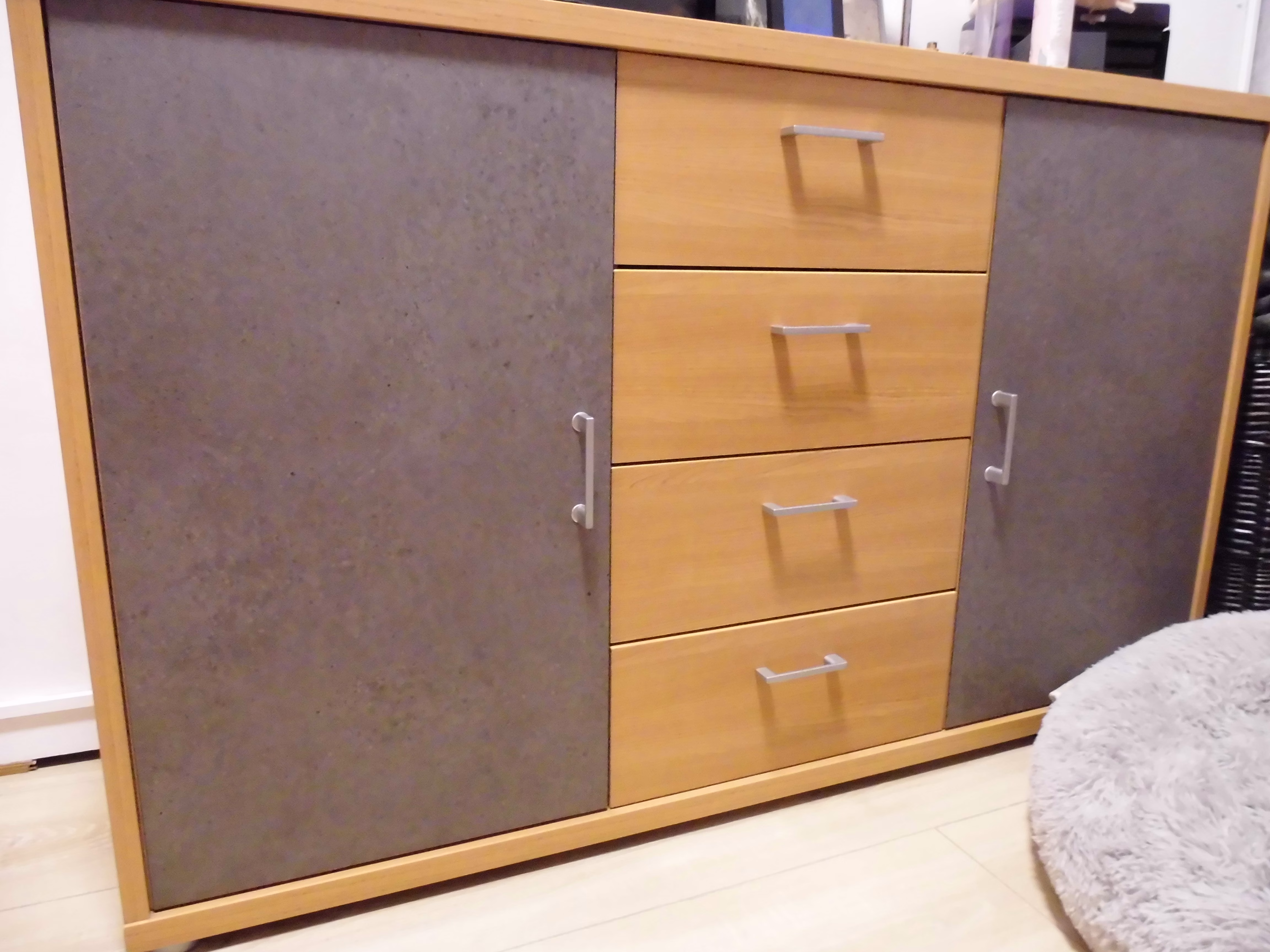 Möbelfolie in Betonoptik auf einem Siteboard