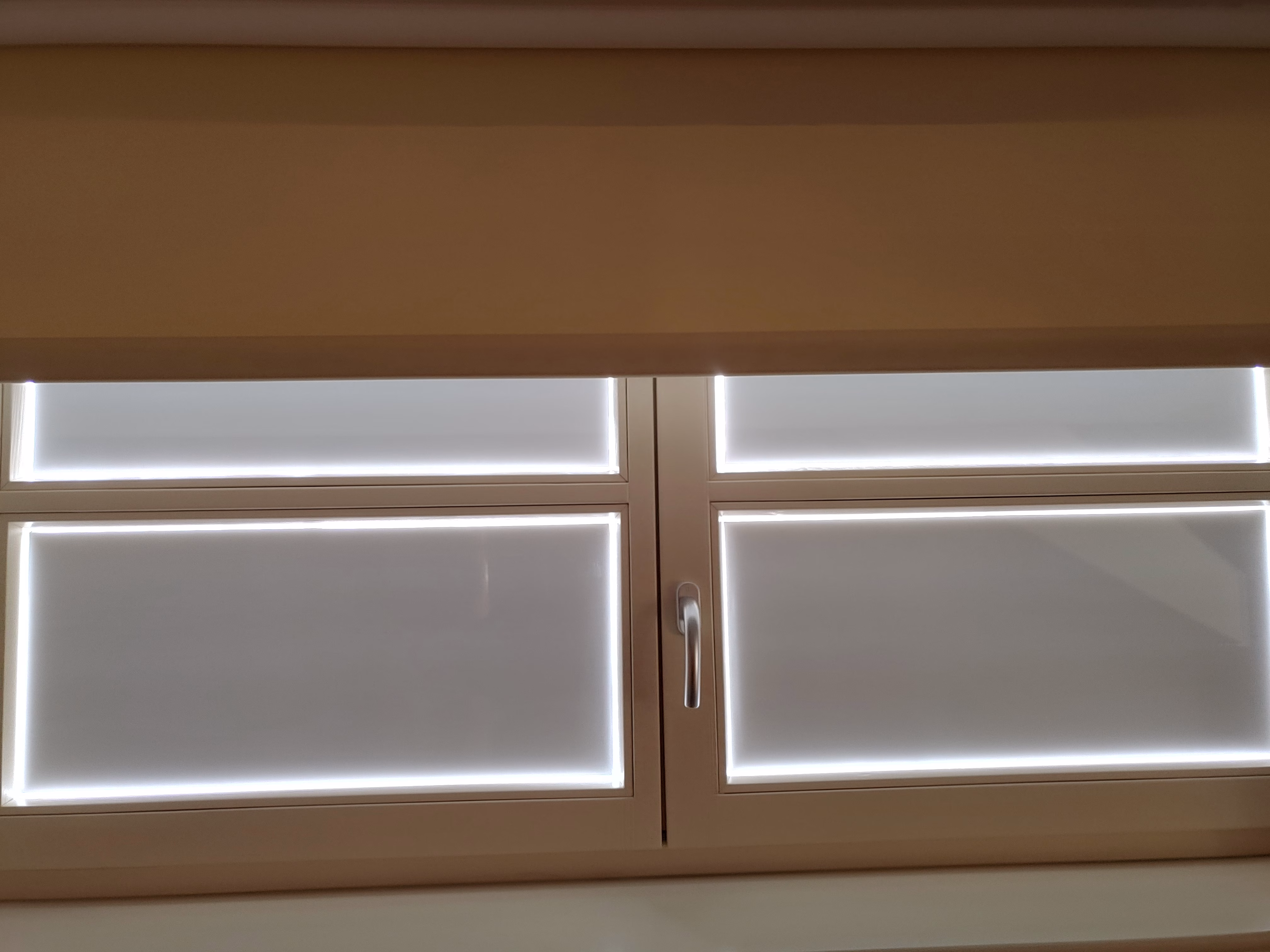 Verdunkelungsfolie als Innenmontage mit Lichtspalt Verdunkelungsfolie als Innenmontage mit Lichtspalt