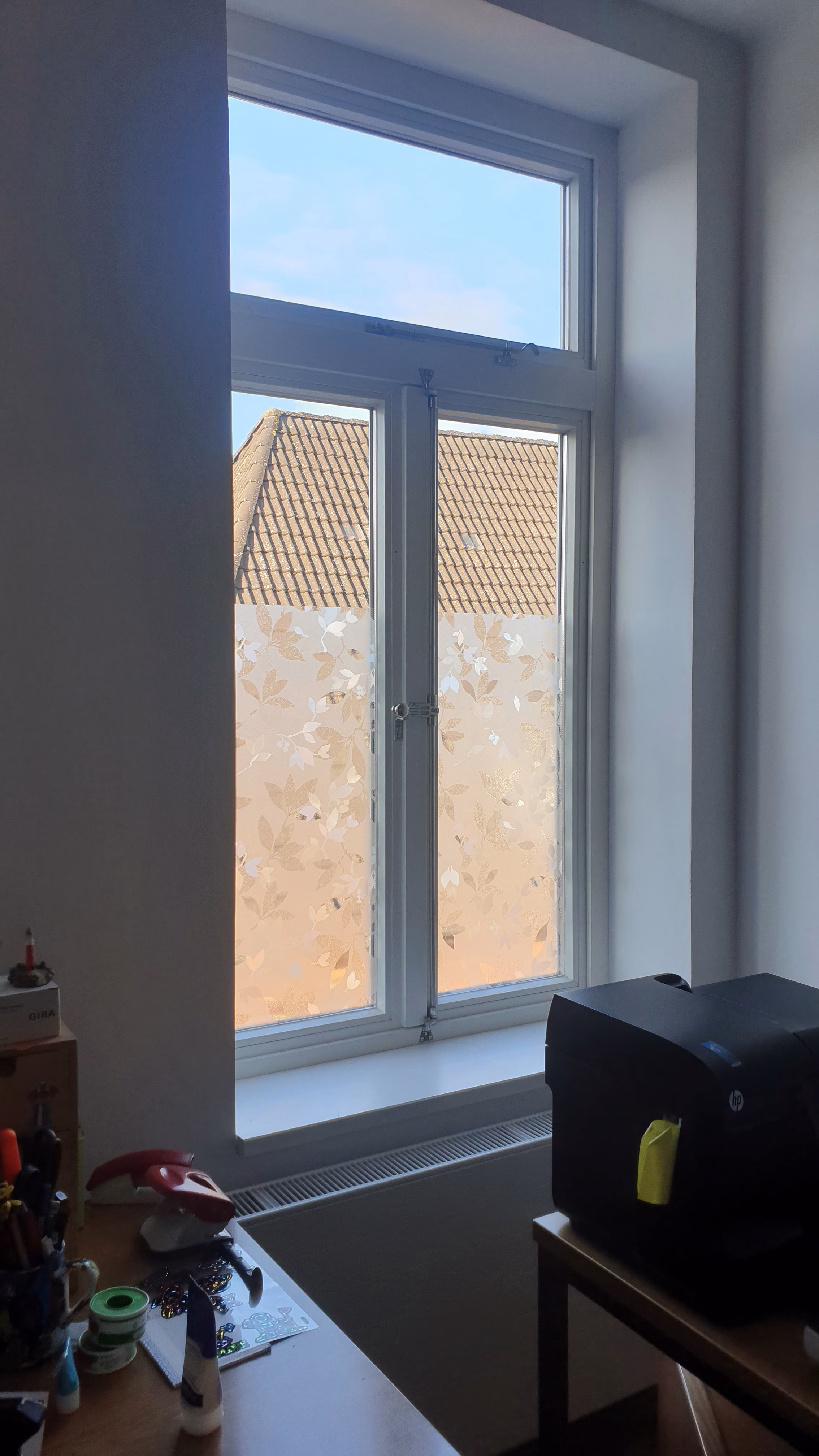 Fensterfolie mit geprägten Blättern