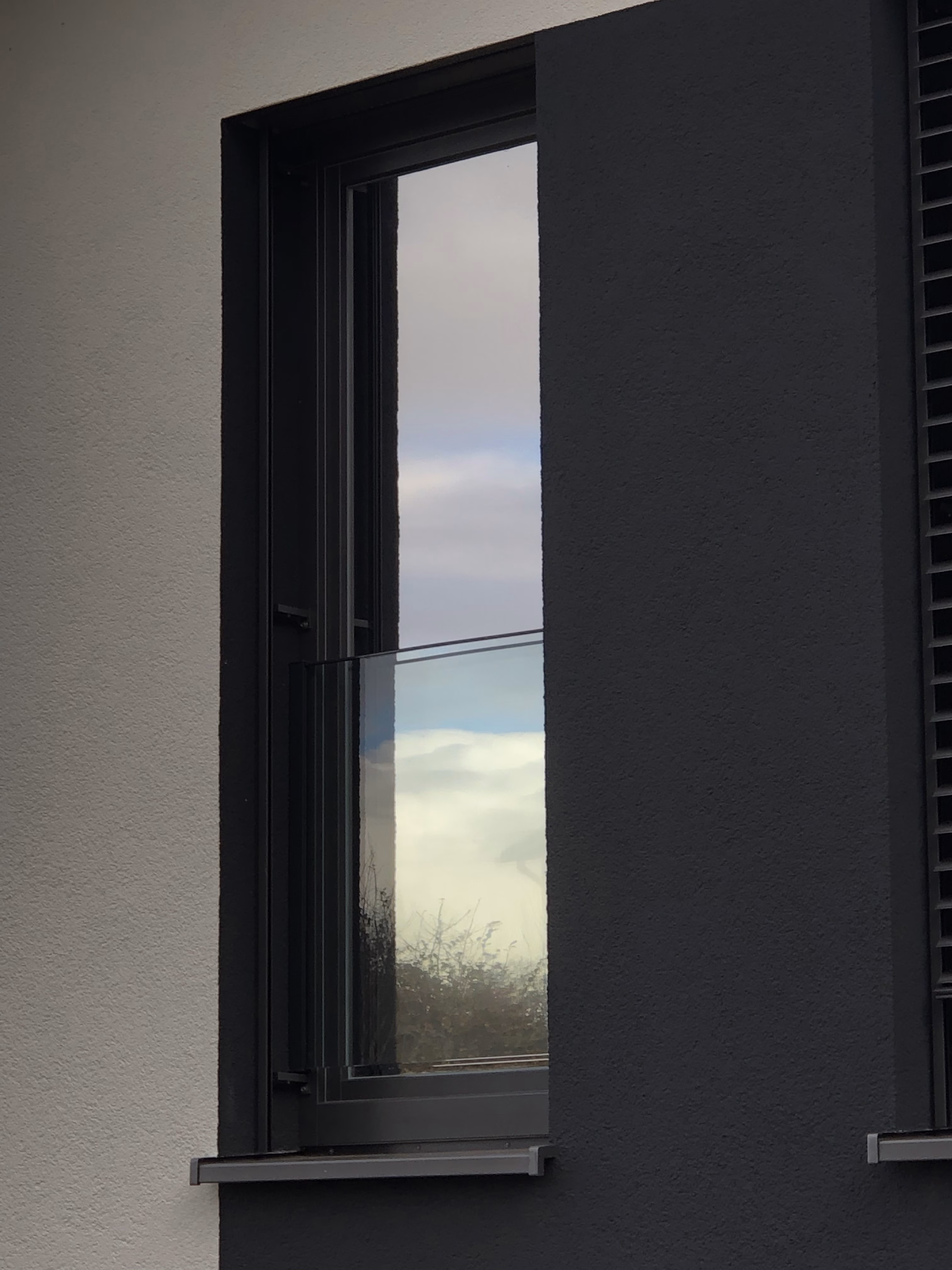 Spiegelfolie auf einer vorgelagerten Scheibe