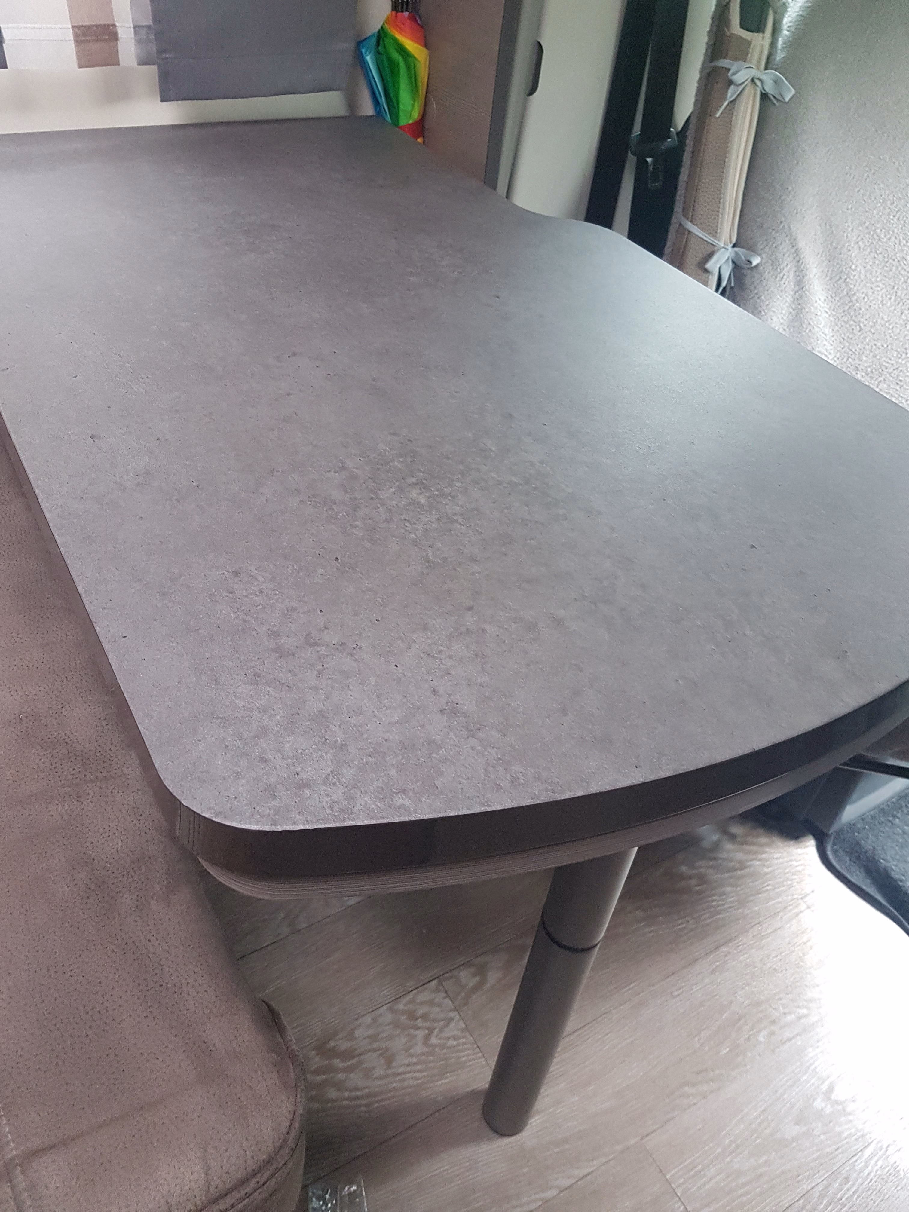 Wohnwagentisch-Klebefolie-Beton