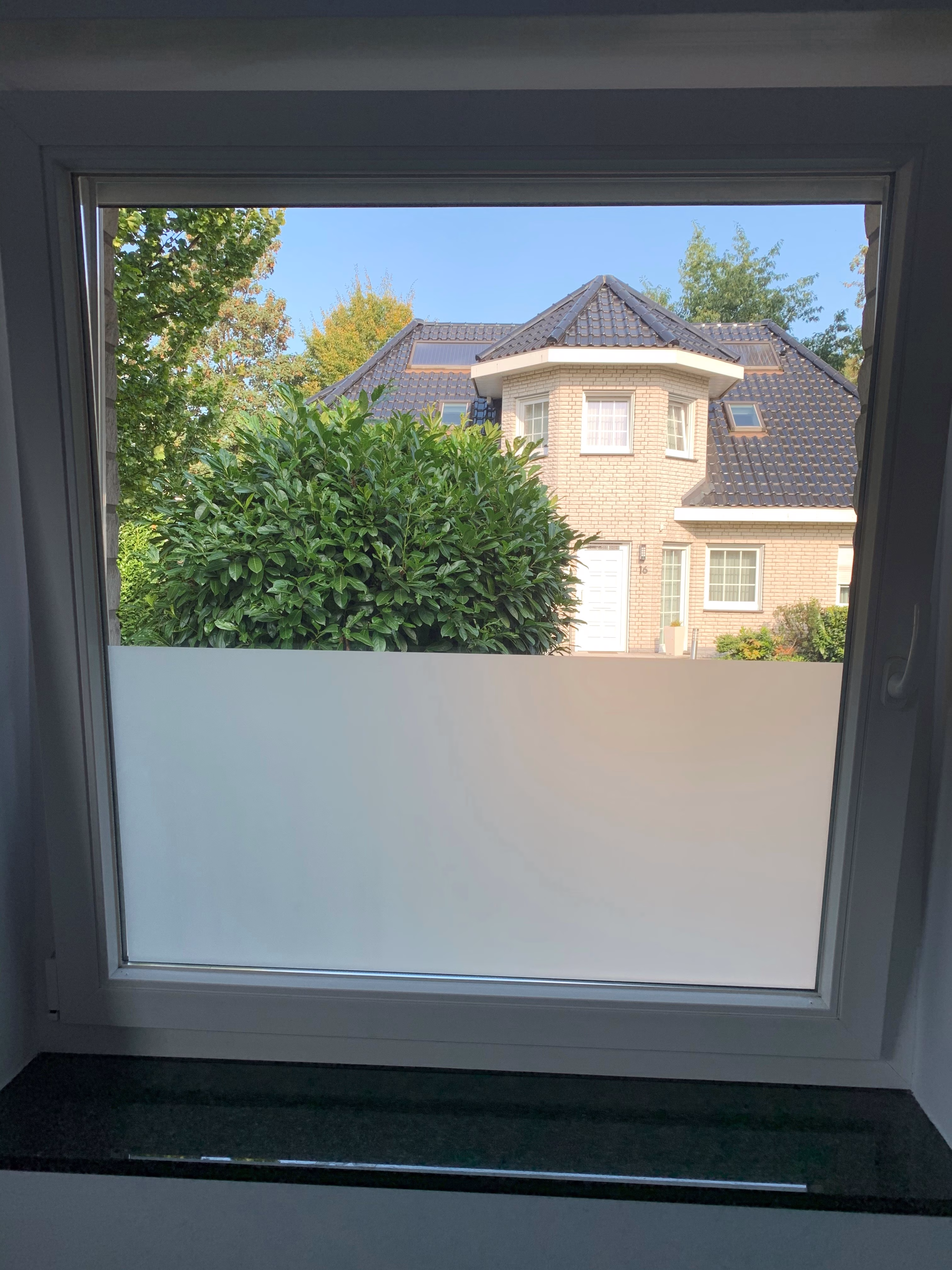 Teilbeklebung eines Fensters mit Milchglasfolie