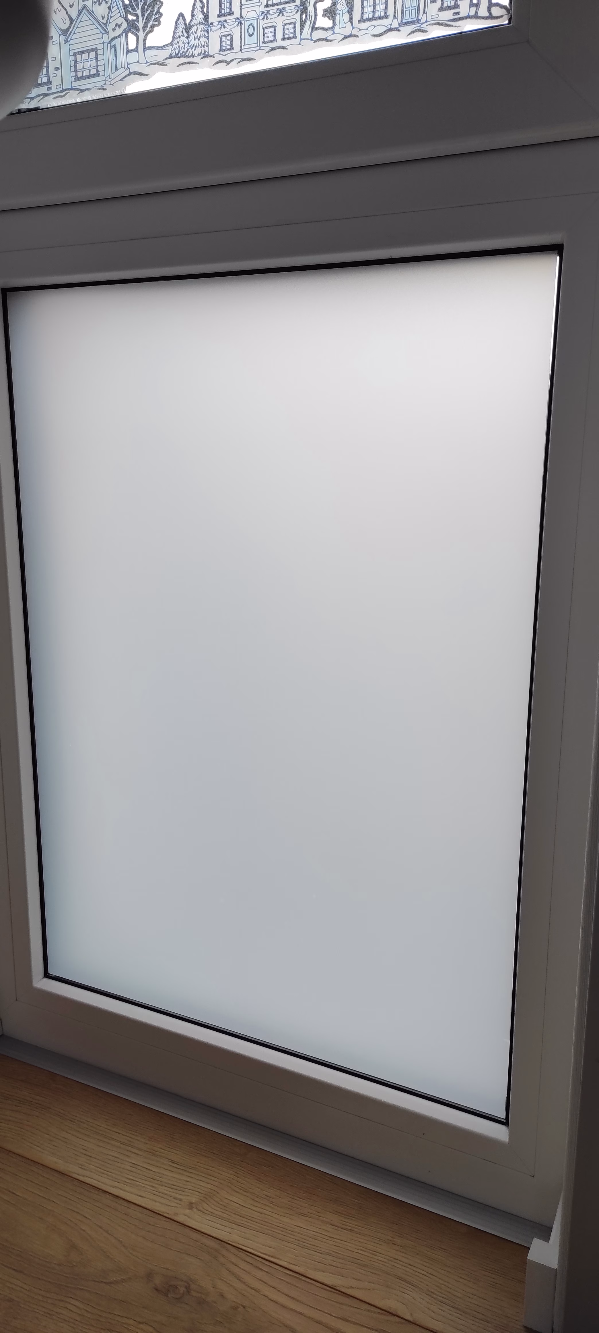 Fenster mit Milchglasfolie foliert als Sichtschutz vor neugierigen Blicken