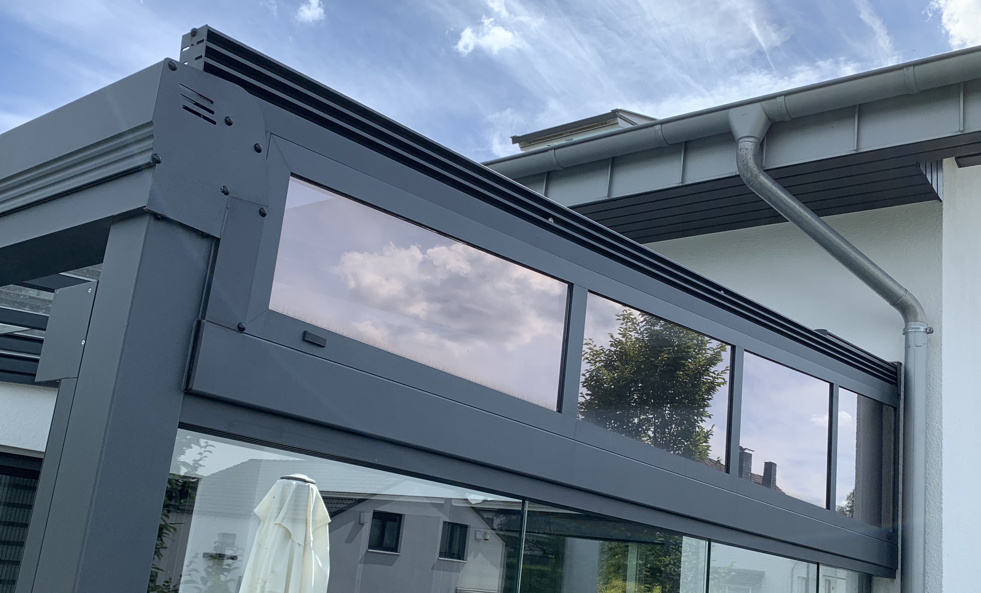 Fenster einer Terassenüberdachung, welche mit bronzener Sonnenschutzfolie beklebt wurden.