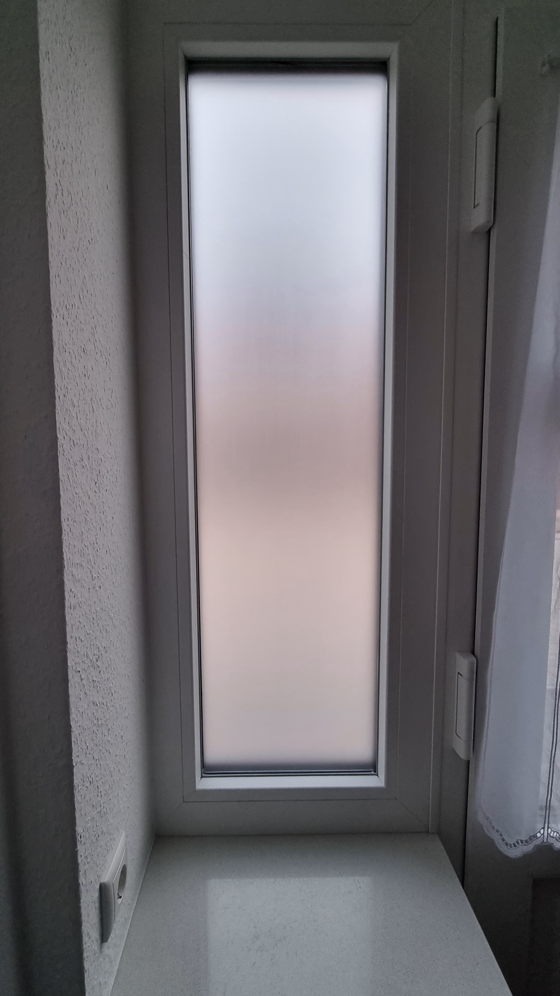 Flur mit Fensterfolie wie angeätztes Glas