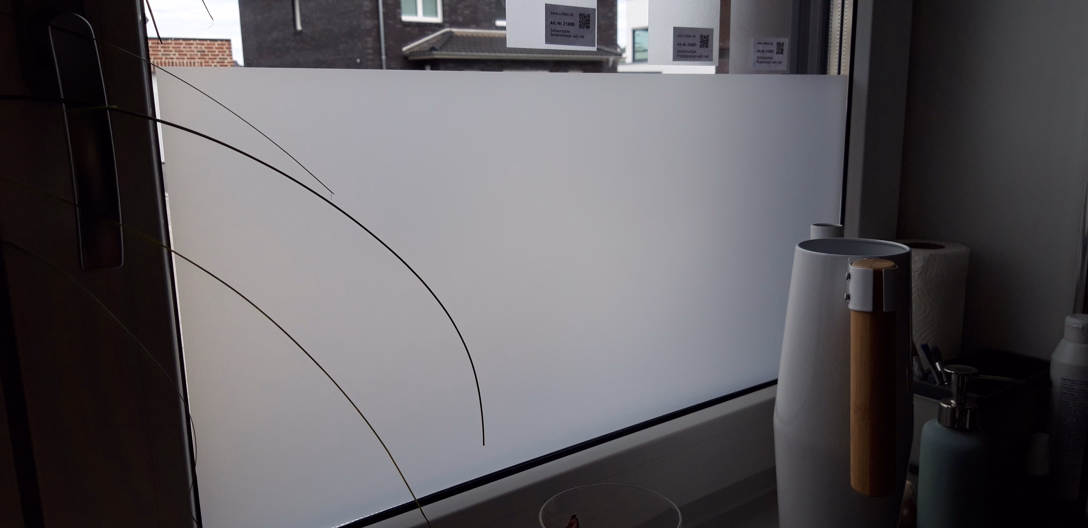 Fenster mit Sichtschutzfolie Frostglasdesign in Nahaufnahme