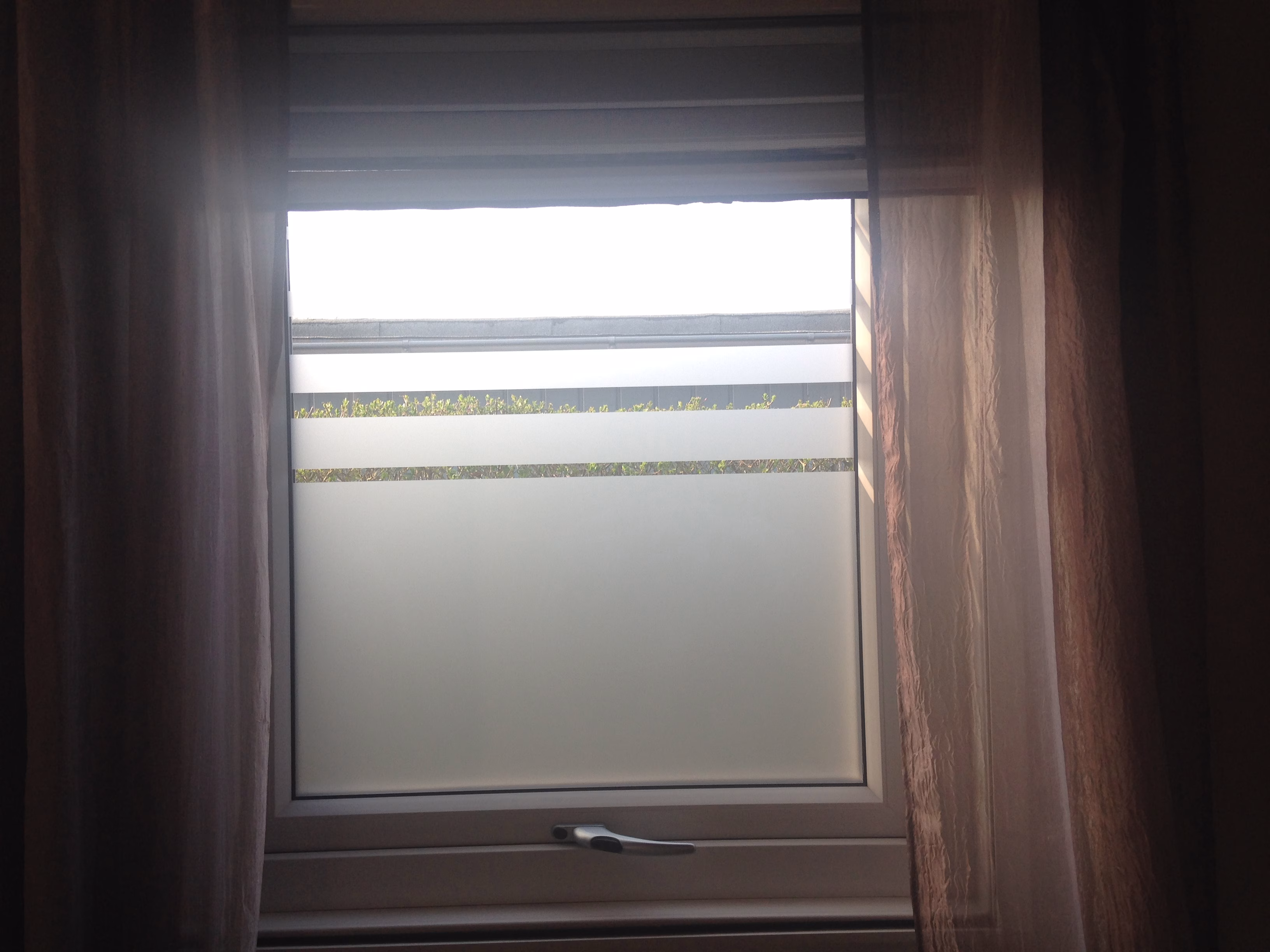 Ein Glasdekor mit individuellen Streifen als Sichtschutz