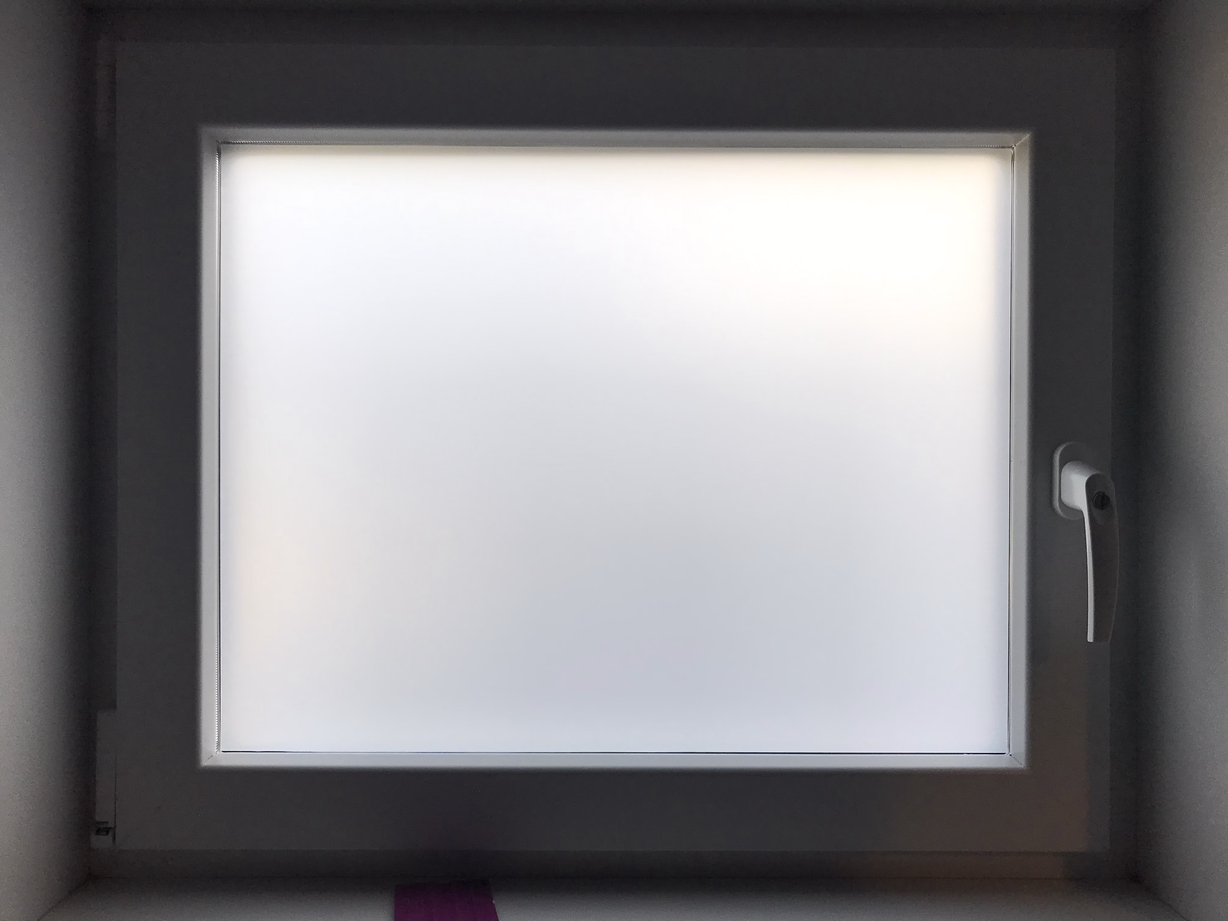 Weiße Sichtschutzfolie im Badezimmer