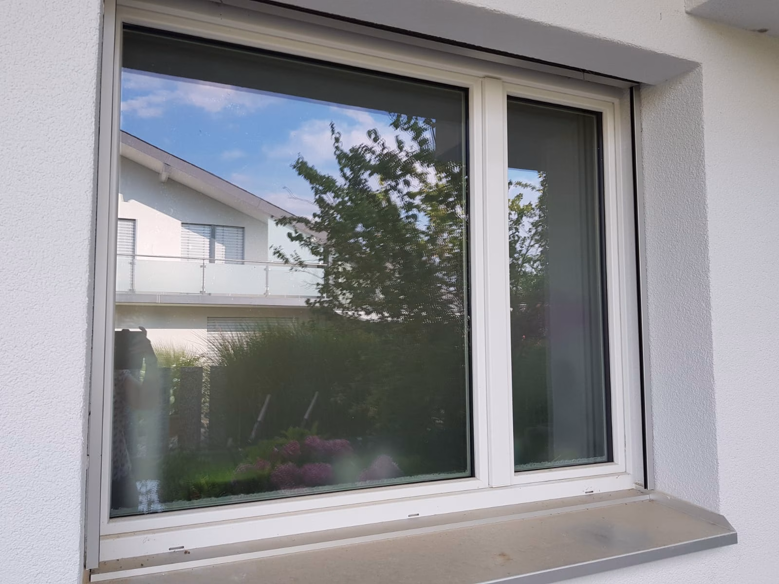 Selbsthaftende Sichtschutzfolie auf einem Küchenfenster angebracht in der Außenansicht.
