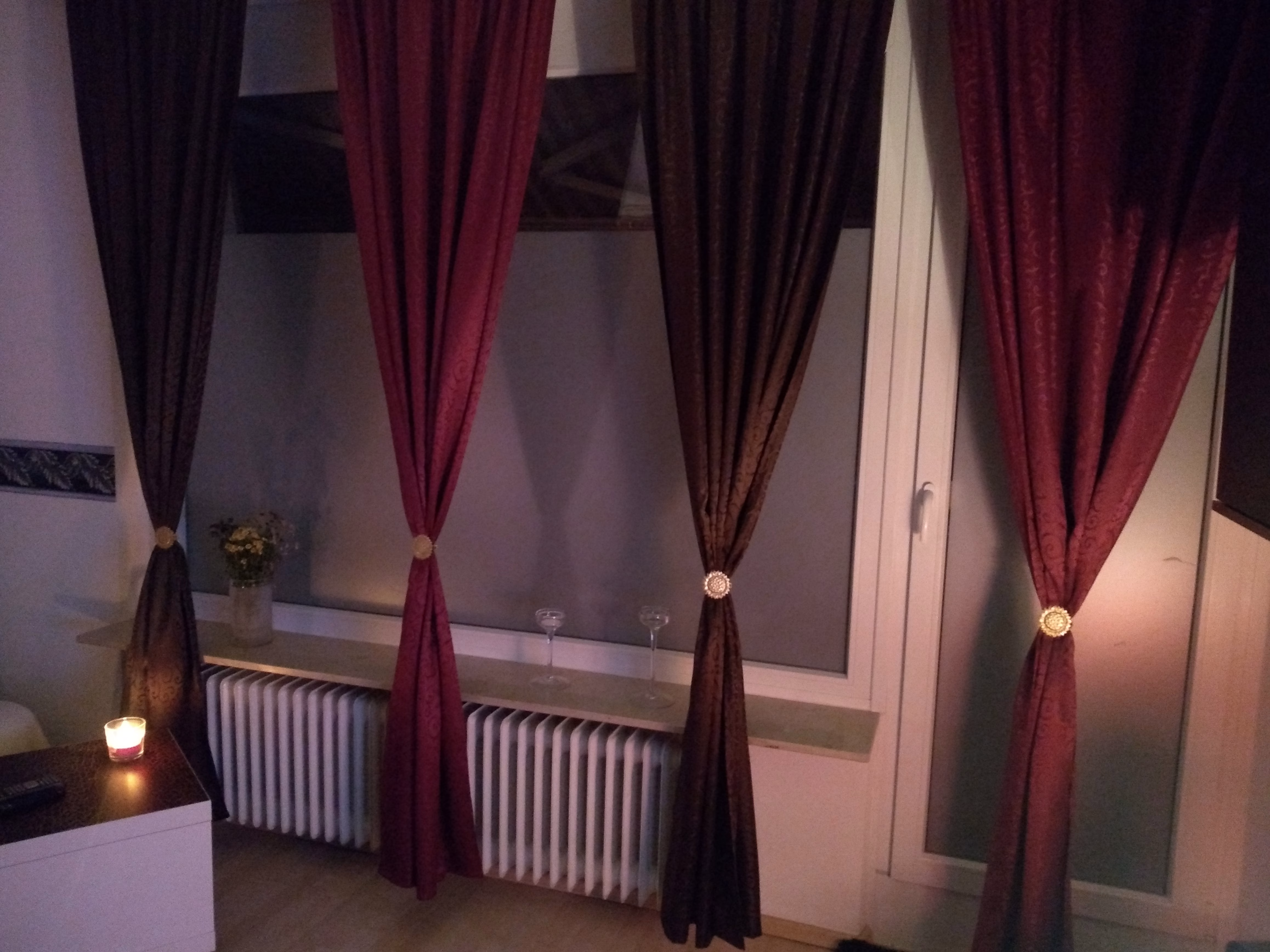 Fensterfolie blickdicht weiß bei Dunkelheit von innen aufgenommen