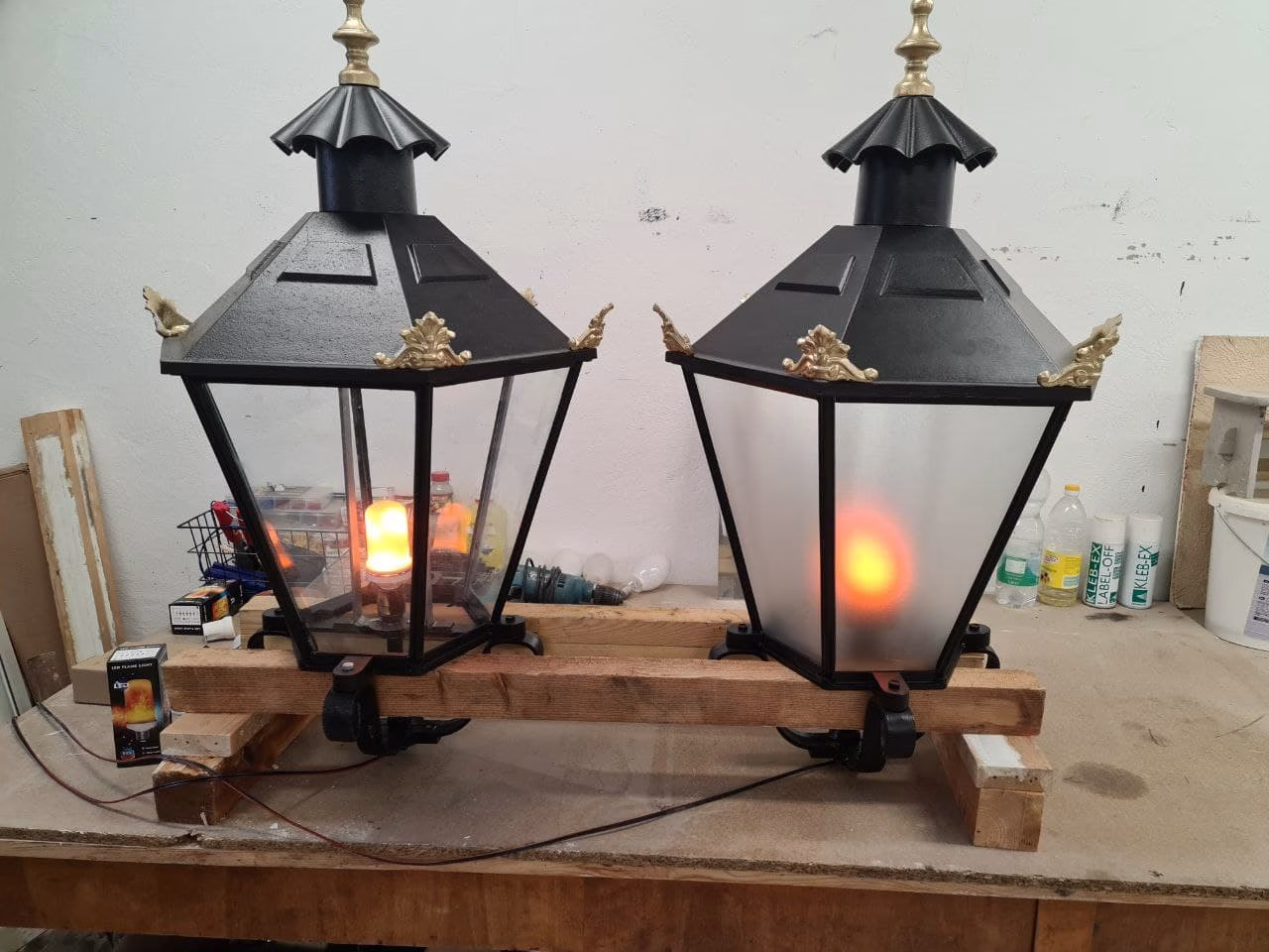 Weiß matte Frostglasfolie auf einer Straßenlaterne angebracht.