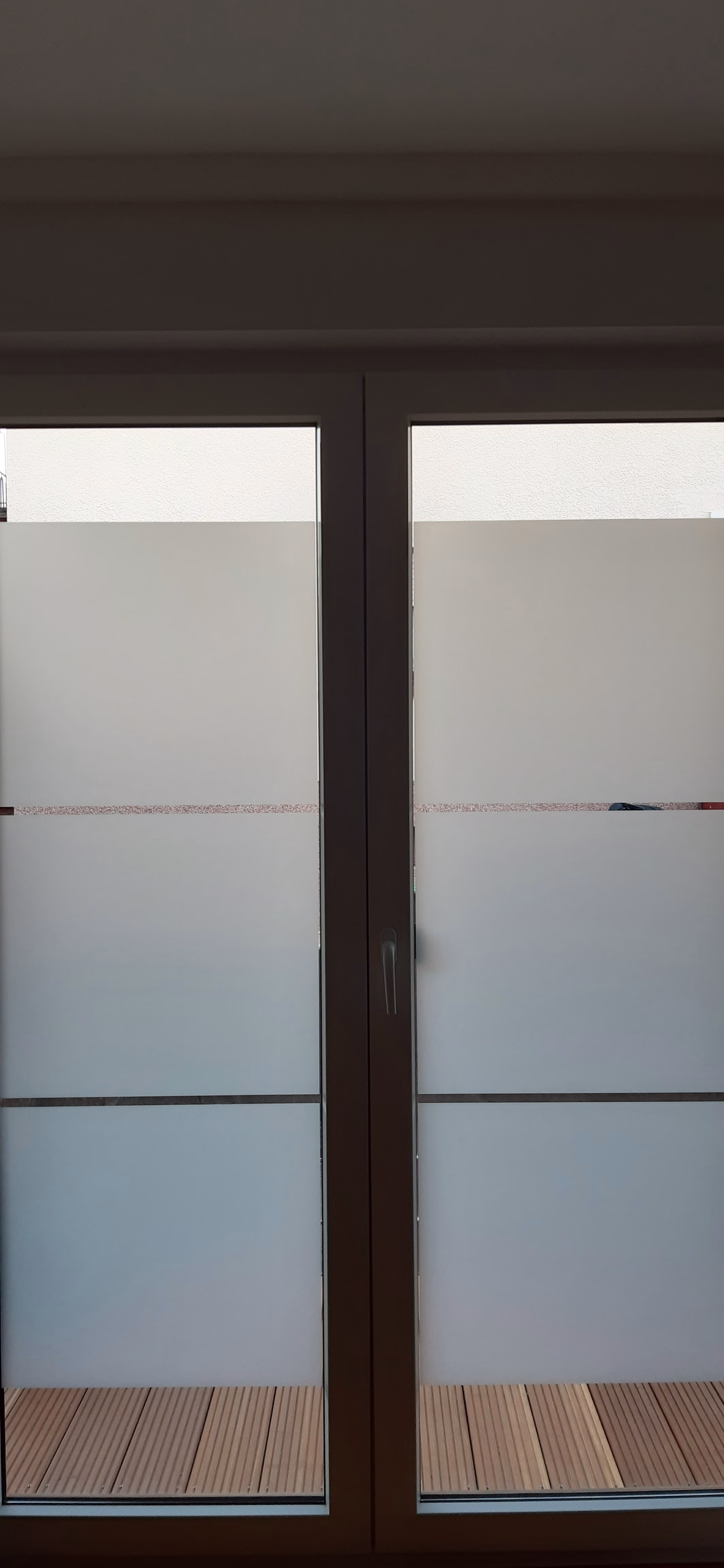 Milchglasfolie mit Sichtschlitzen auf Balkontür