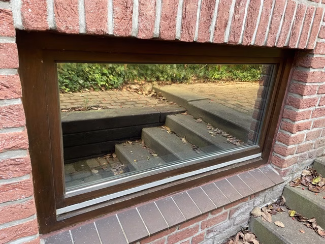 Spiegelfolie an einem Kellerfenster
