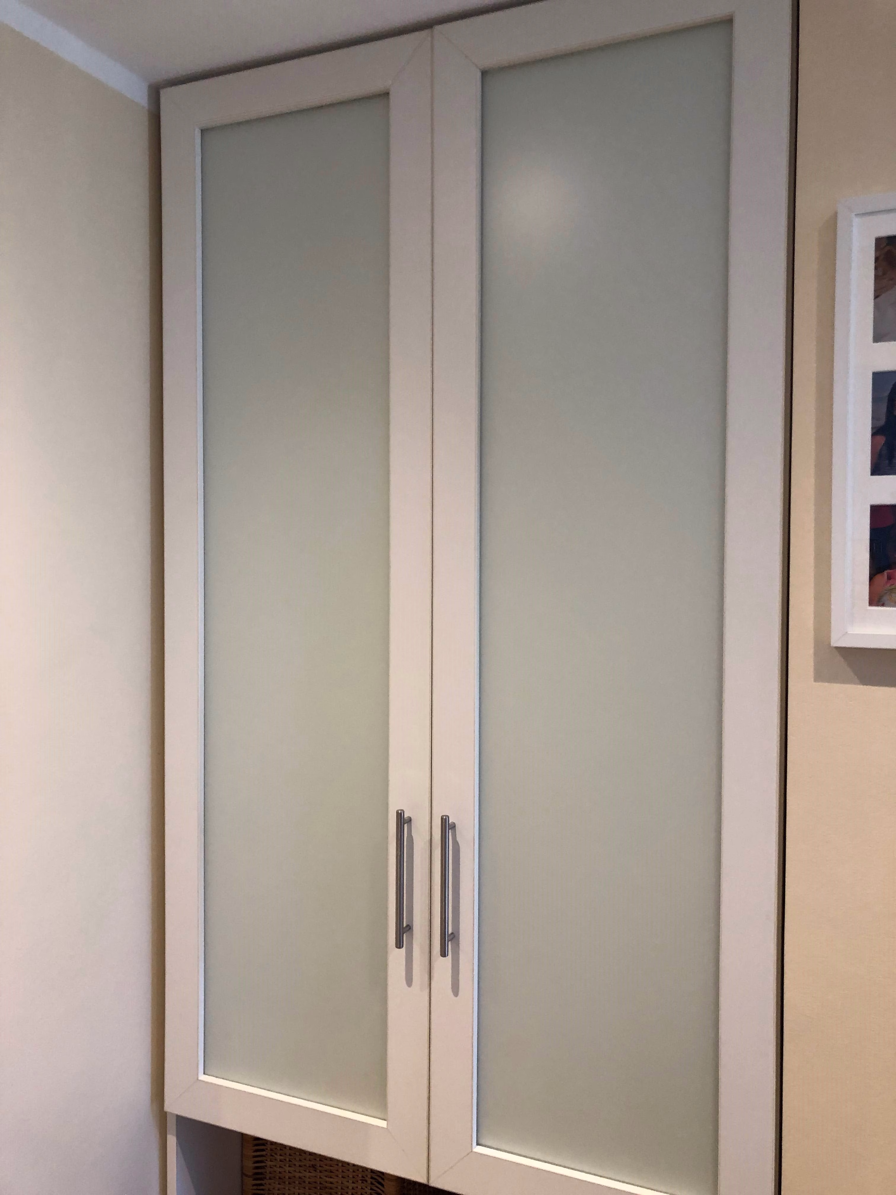 Schranktüren mit milchiger weißer Fensterfolie foliert