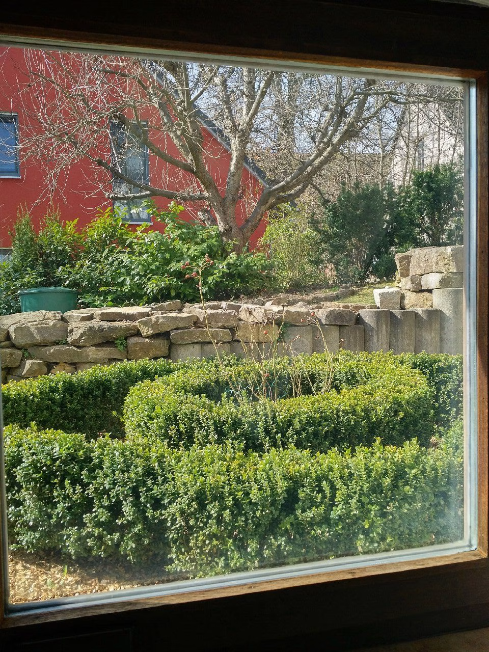 Aussicht aus einem Fenster, das mithilfe des Transferkonzentrats mit einer Fensterfolie versehen wurde Aussicht aus einem Fenster, das mithilfe des Transferkonzentrats mit einer Fensterfolie versehen wurde