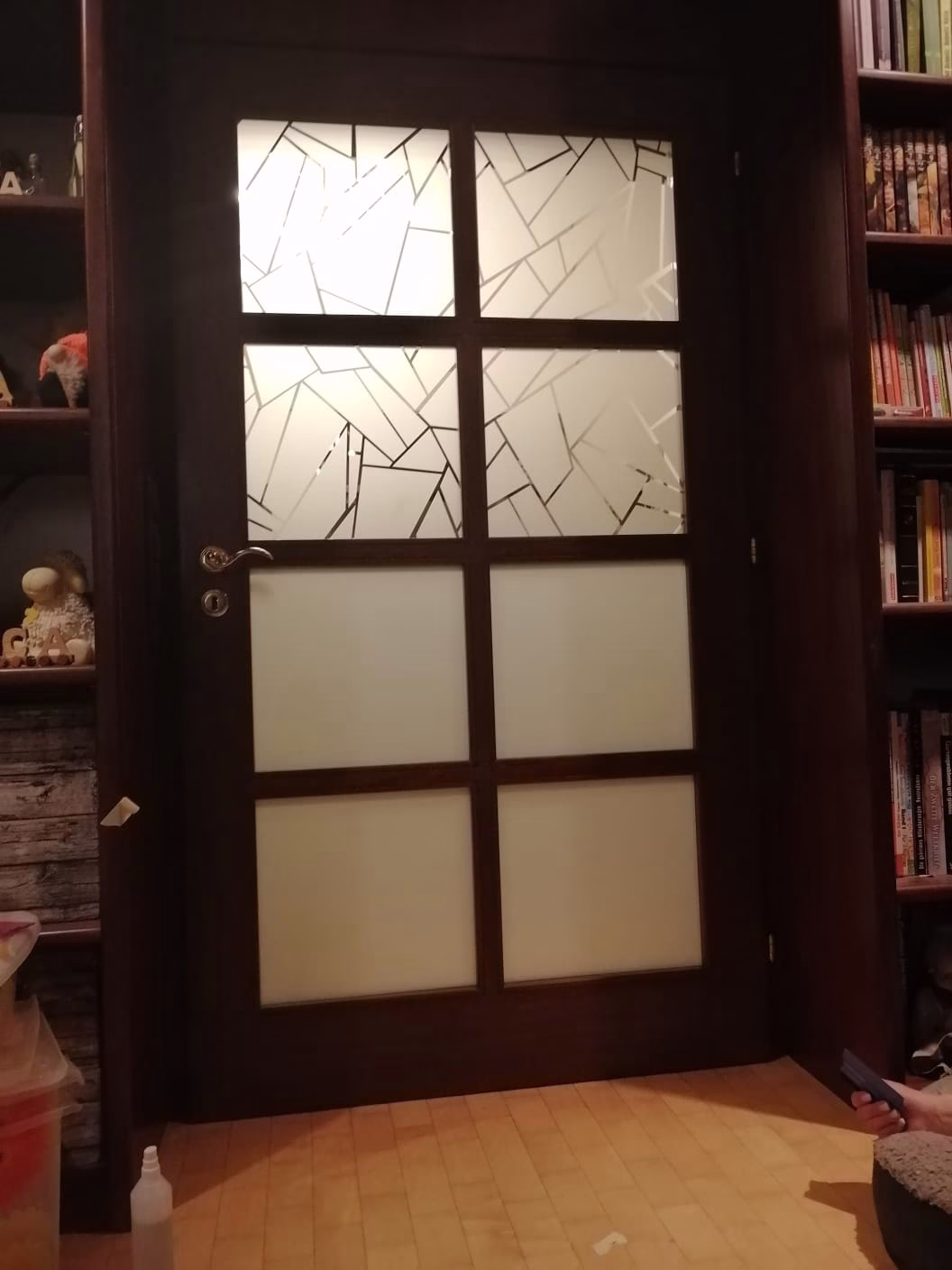 Dekorfolie in der Optik von Bruchglas auf einer Zimmertür, unten mit Milchglasfolie foliert