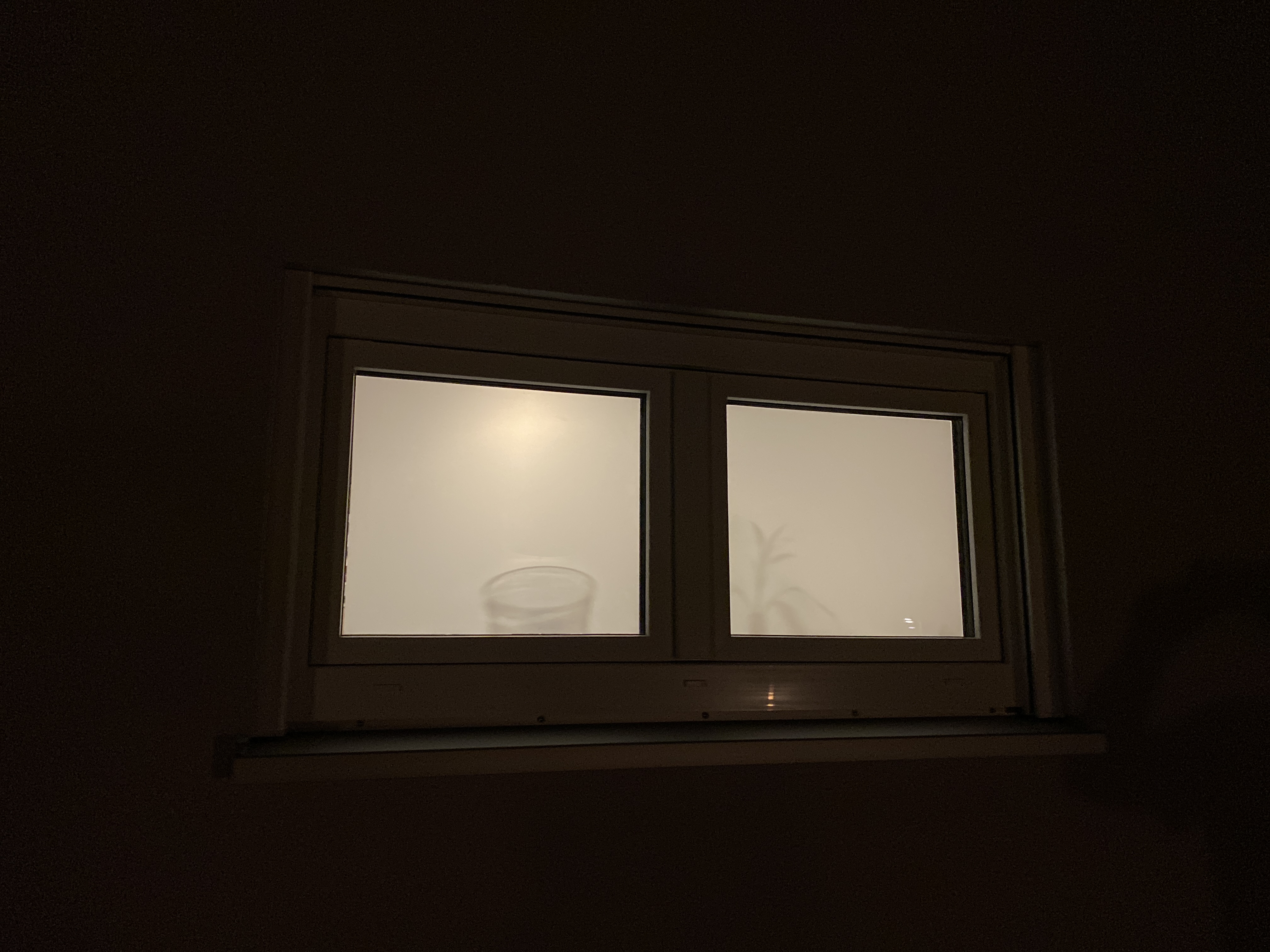 Außenansicht: Blickdichte Sichtschutzfolie bei Nacht