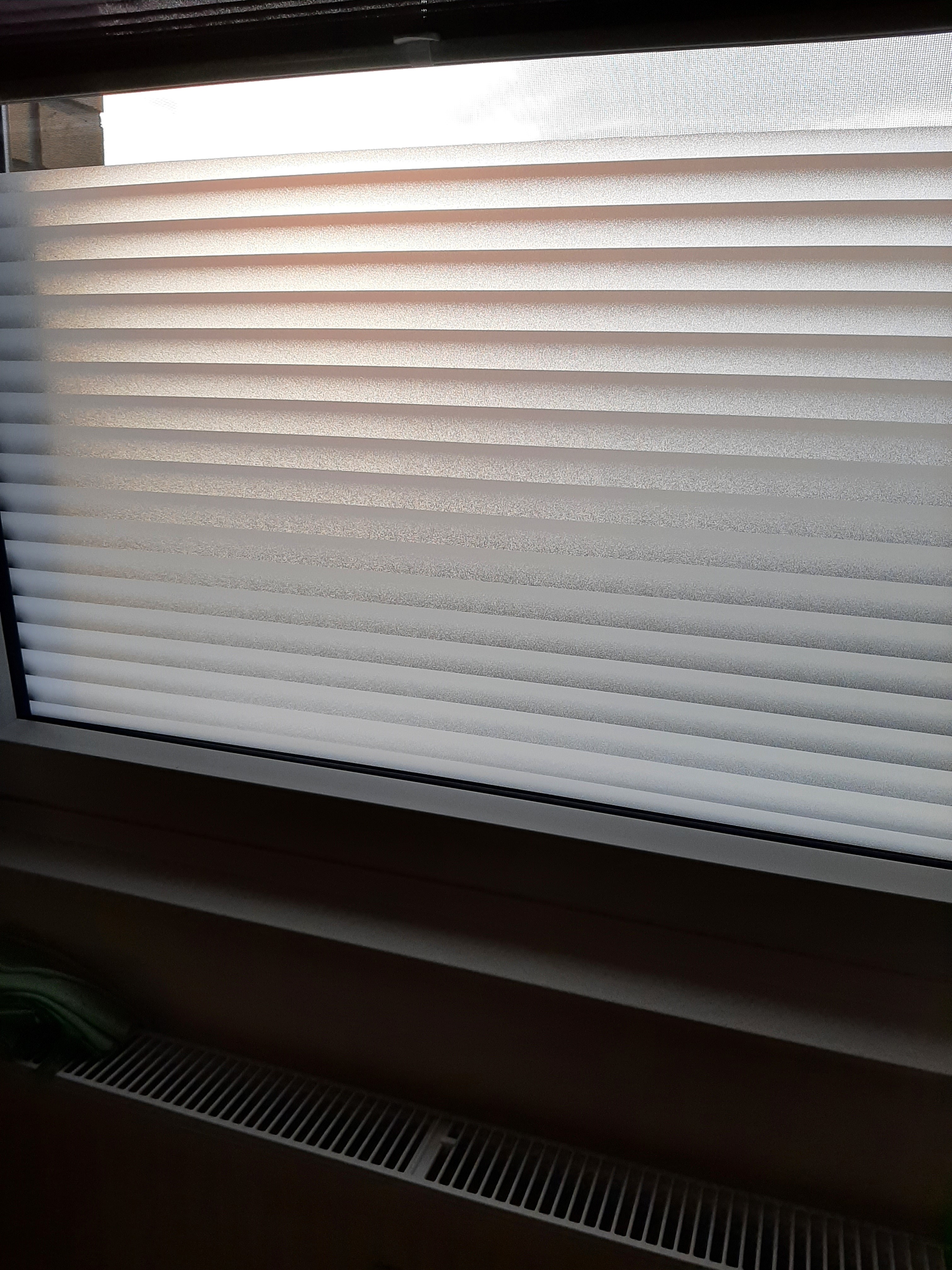 Adhäsionsfolie, horiz. transparent-weiß schattierte Streifen