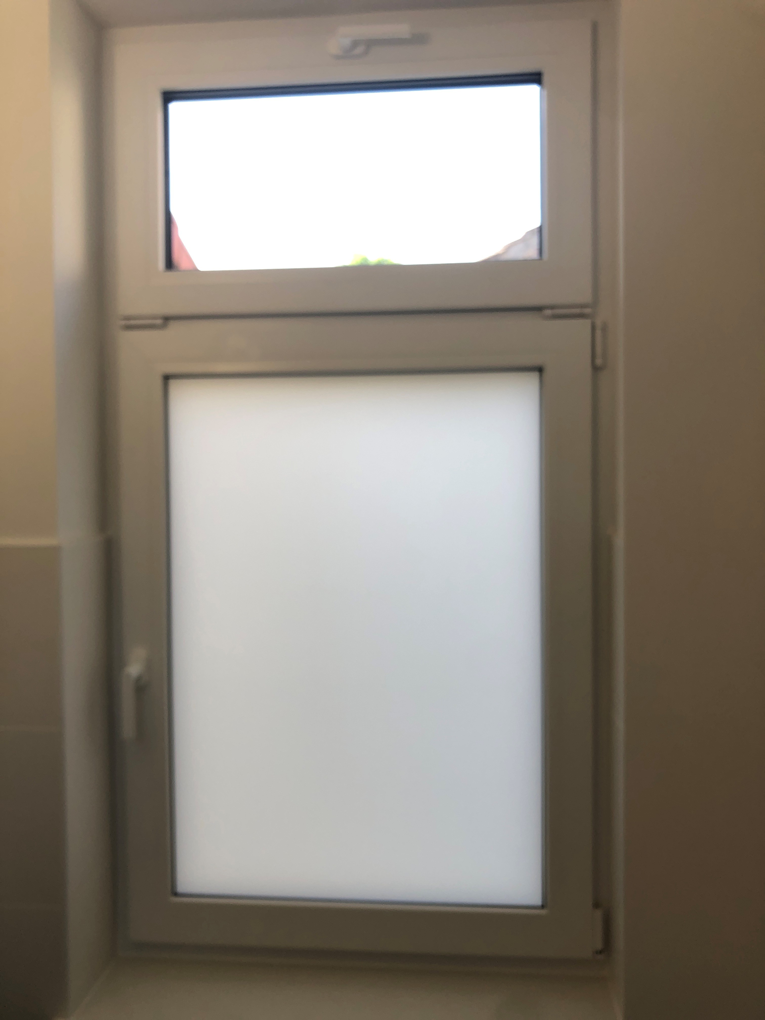 blickdichte Fensterfolie in einem WC