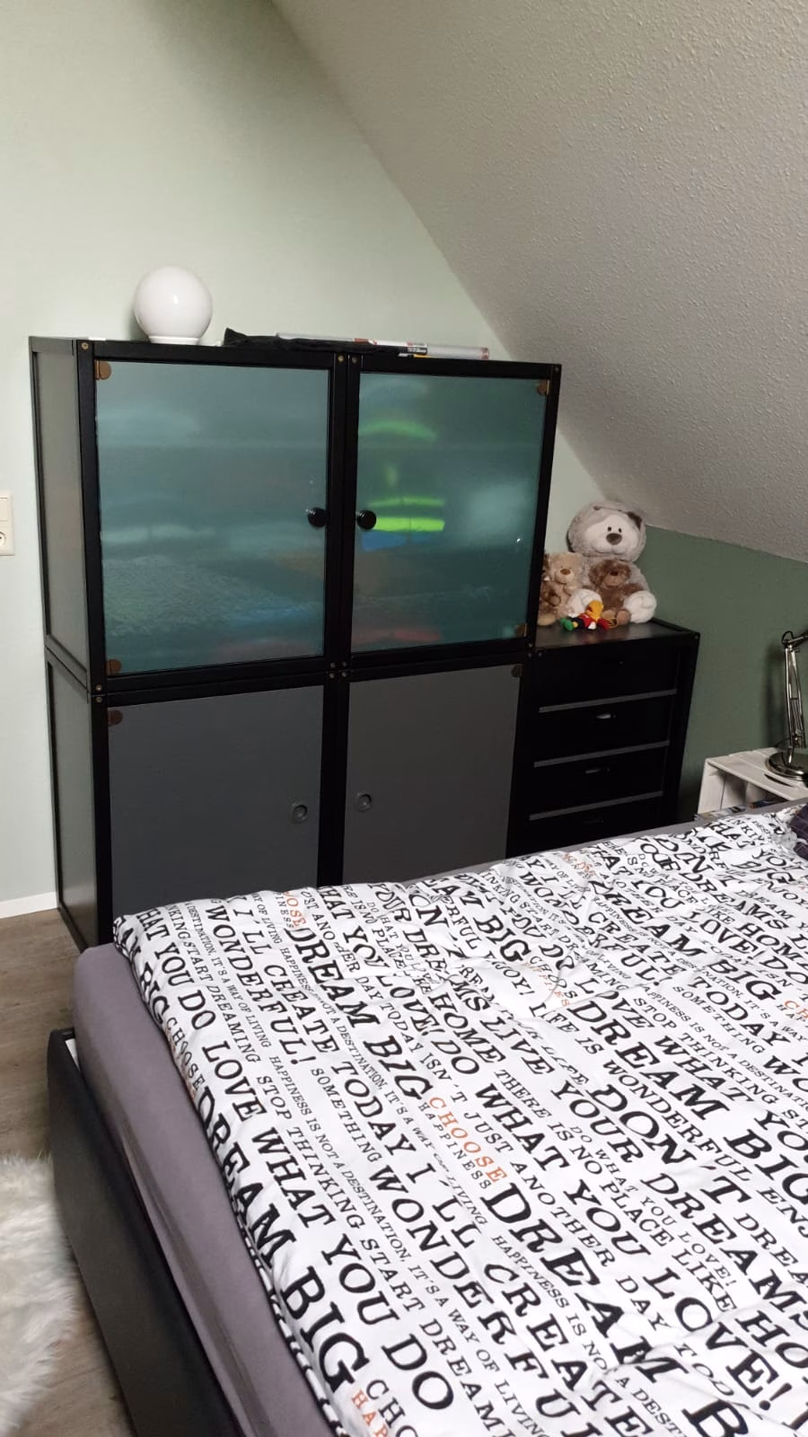 Mint grüne Folie im Sandstrahldesign als Sichtschutz einer Vitrine