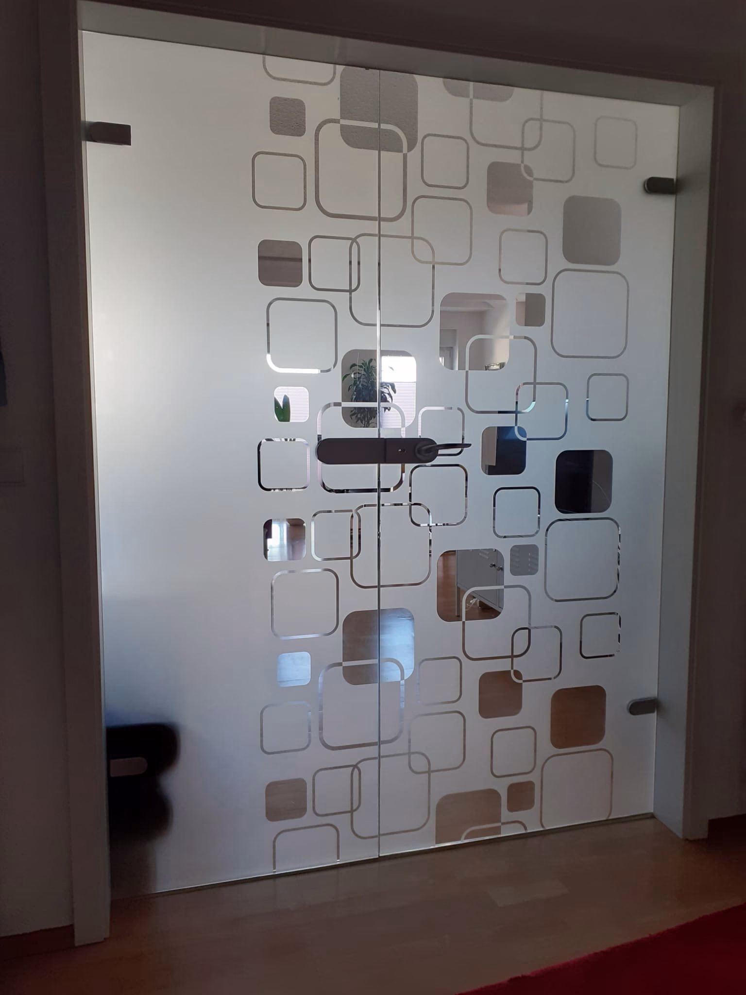 Glastür mit Dekorfolie abgerundete Quadrate