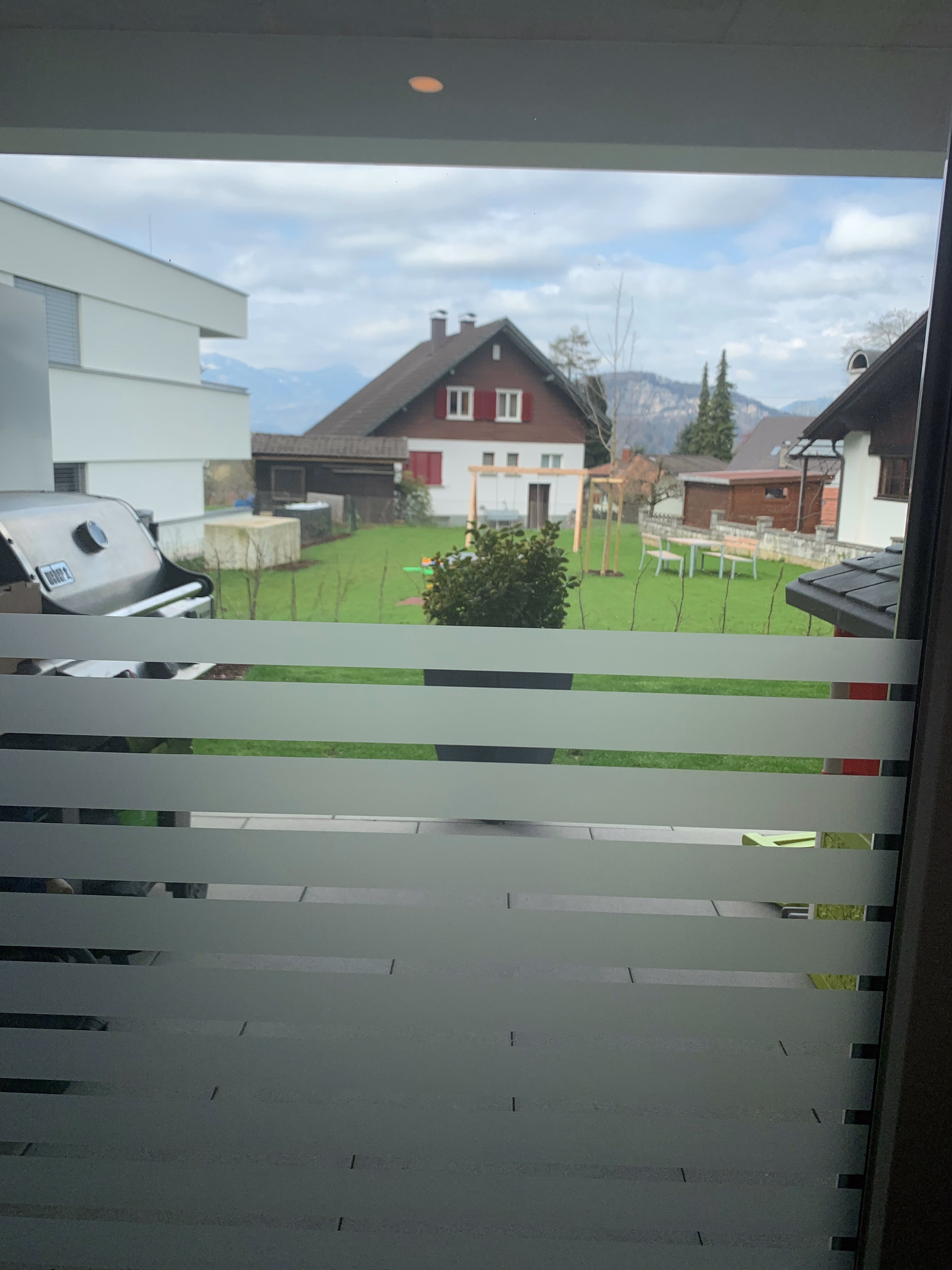 Transparent gestreifte Fensterfolie mit 35mm breiten Streifen