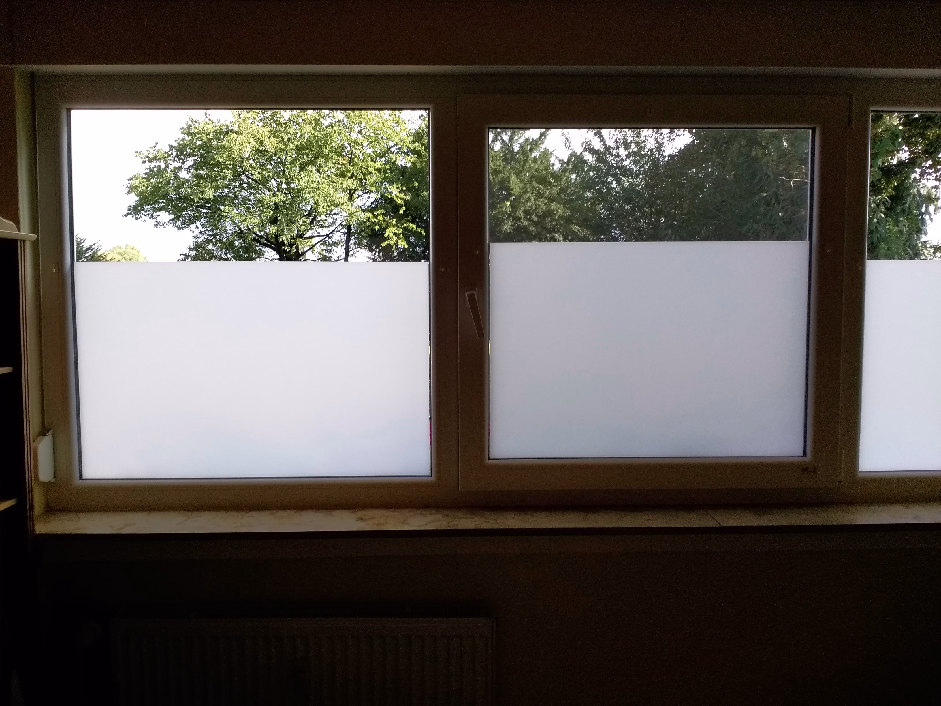 Blickdichte selbsthaftende Milchglasfolie im Wohnzimmer als Sichtschutz aufgebracht.