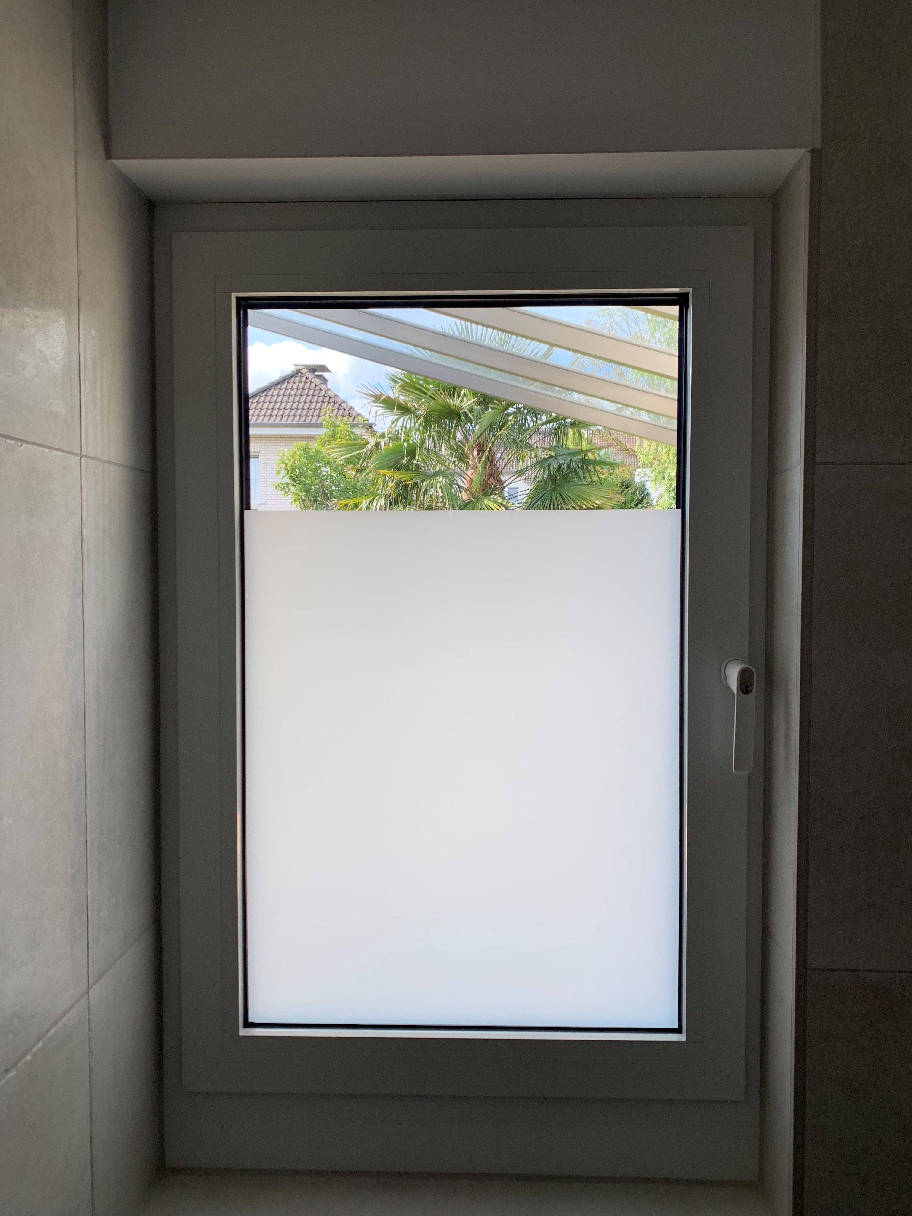 kleberlose, weiß matte Folie als blickdichter Sichtschutz auf einem Fenster angebracht
