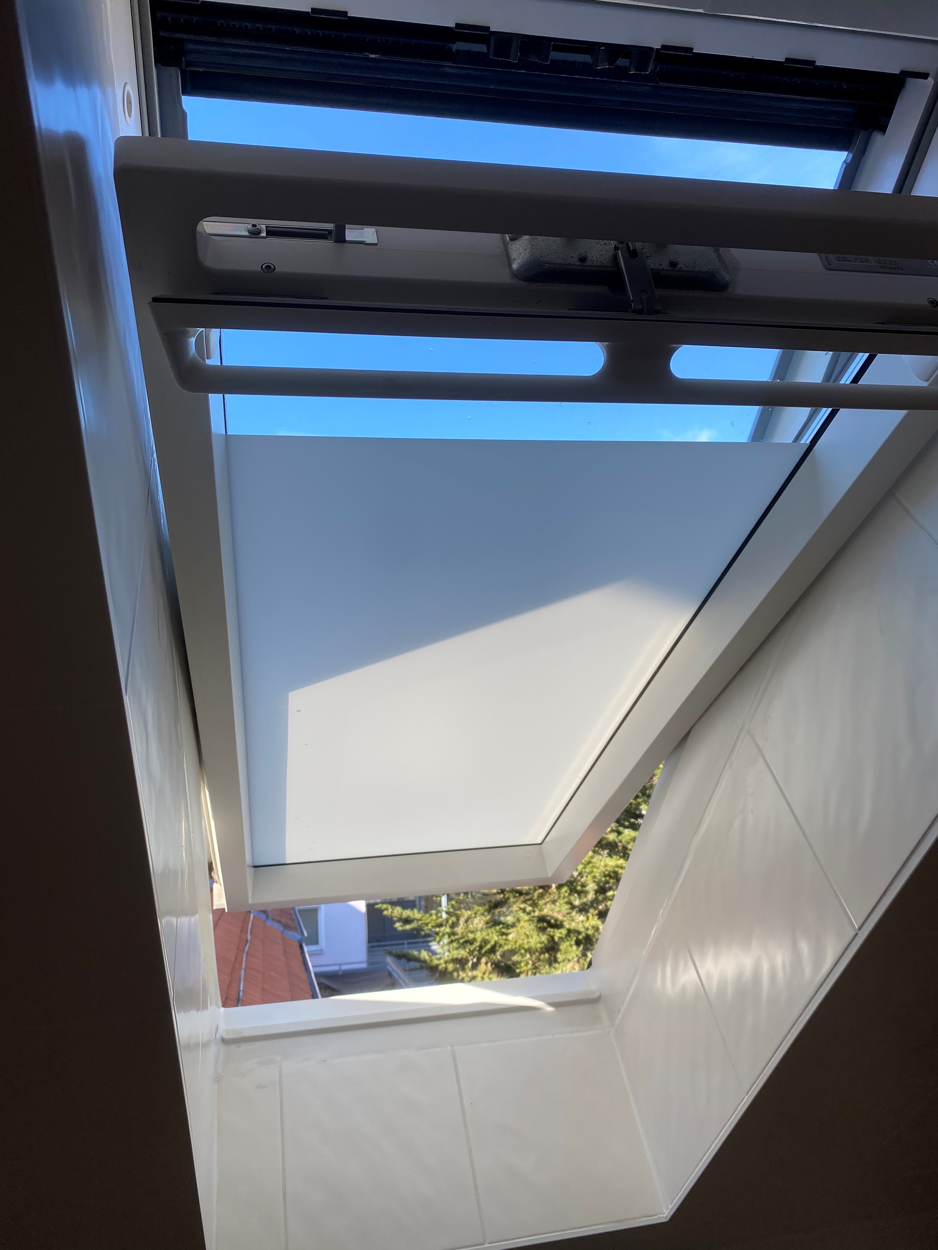 Blickdichte Sichtschutzfolie in weiß matter Optik auf einem Badezimmerfenster