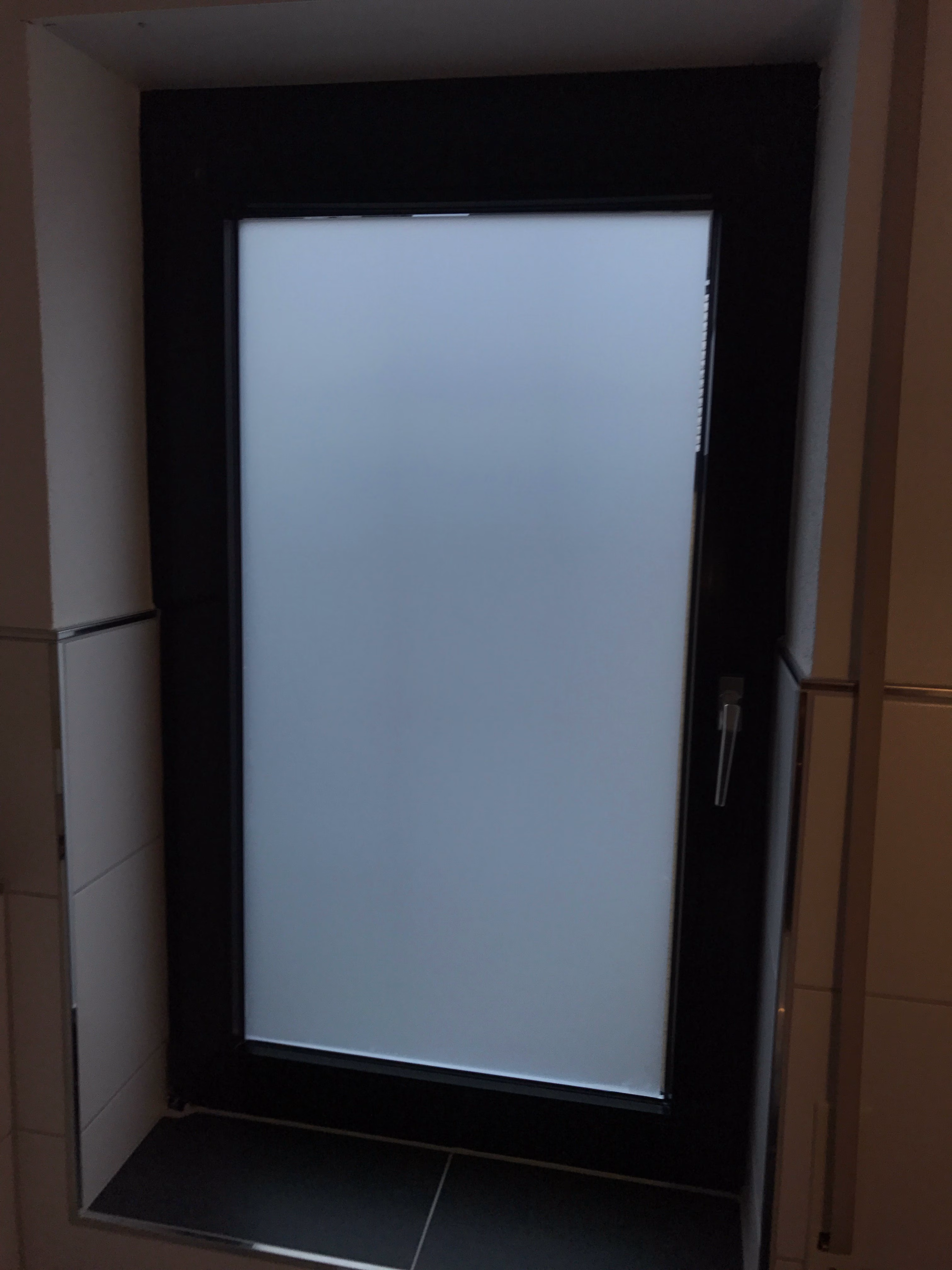 Milchige Sichtschutzfolie im Badezimmer vollflächig foliert